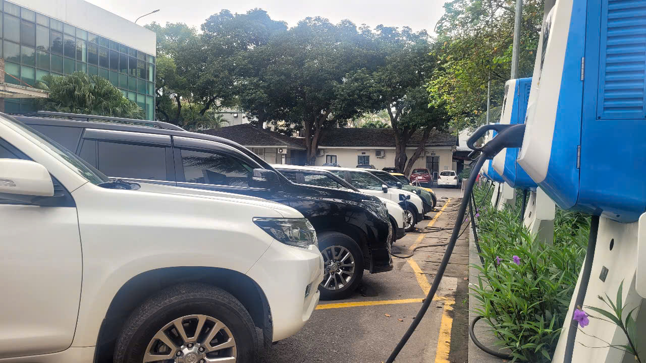 Thủ tướng: Nghiên cứu, ban hành chính sách khuyến khích phát triển xe điện - Ảnh 1.