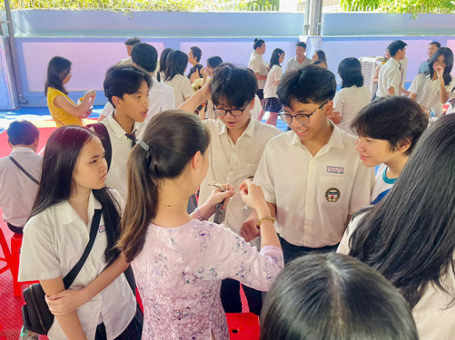 Trao vòng may mắn cho học sinh chuẩn bị thi lớp 10- Ảnh 1. Trao vòng may mắn cho học sinh chuẩn bị thi lớp 10- Ảnh 1.