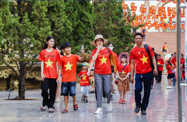 ប្រទេសទាំងមូលបានស្វាគមន៍ភ្ញៀវទេសចរចំនួន 10.5 លាននាក់ក្នុងអំឡុងពេលថ្ងៃឈប់សម្រាកថ្ងៃទី 30 ខែមេសា និងថ្ងៃទី 1 ខែឧសភា - រូបថតទី 1។ Cả nước đón 10,5 triệu lượt khách trong dịp nghỉ lễ 30-4 và 1-5- Ảnh 1.