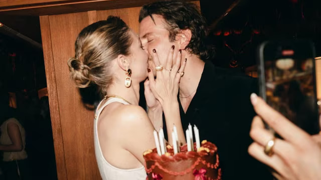 Gigi Hadid công khai ảnh hôn tài tử Bradley Cooper