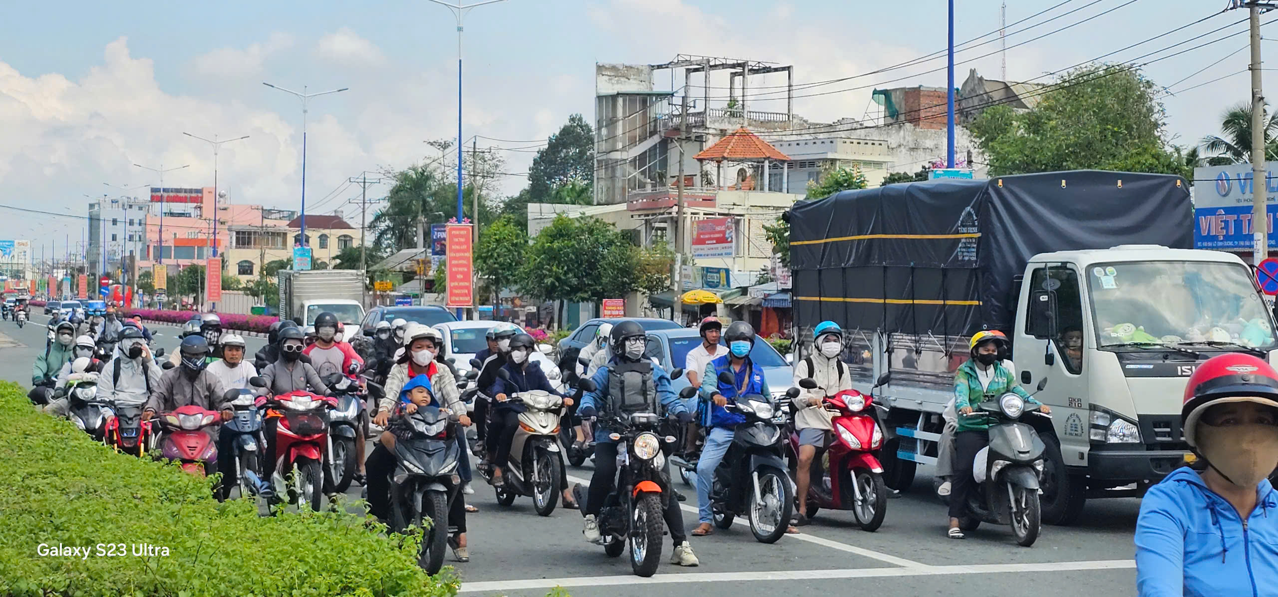 Hình ảnh người lao động lỉnh kỉnh đồ đạc trở lại Bình Dương trưa 4-5- Ảnh 7. Hình ảnh người lao động lỉnh kỉnh đồ đạc trở lại Bình Dương trưa 4-5- Ảnh 7.