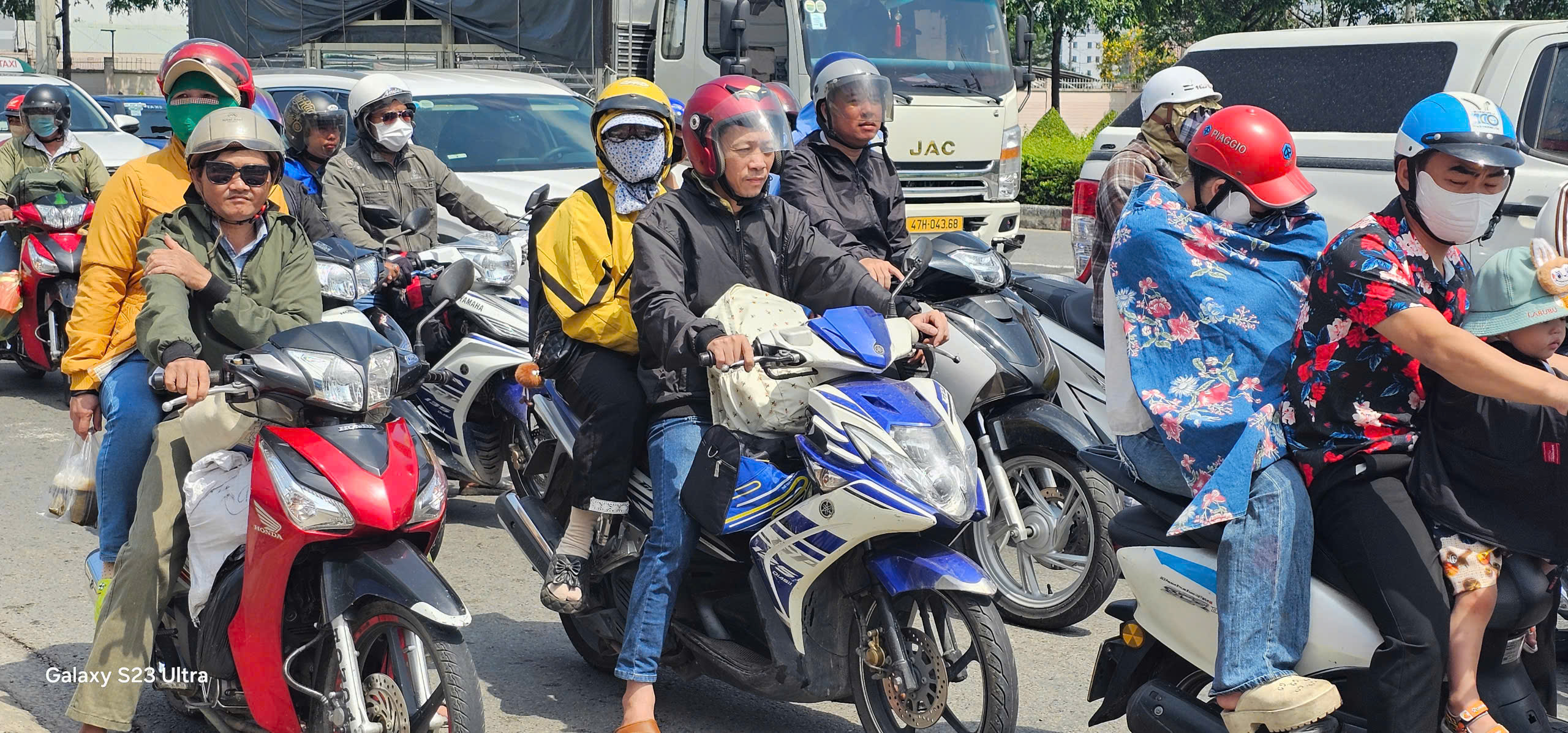 Hình ảnh người lao động lỉnh kỉnh đồ đạc trở lại Bình Dương trưa 4-5- Ảnh 1. Hình ảnh người lao động lỉnh kỉnh đồ đạc trở lại Bình Dương trưa 4-5- Ảnh 1.