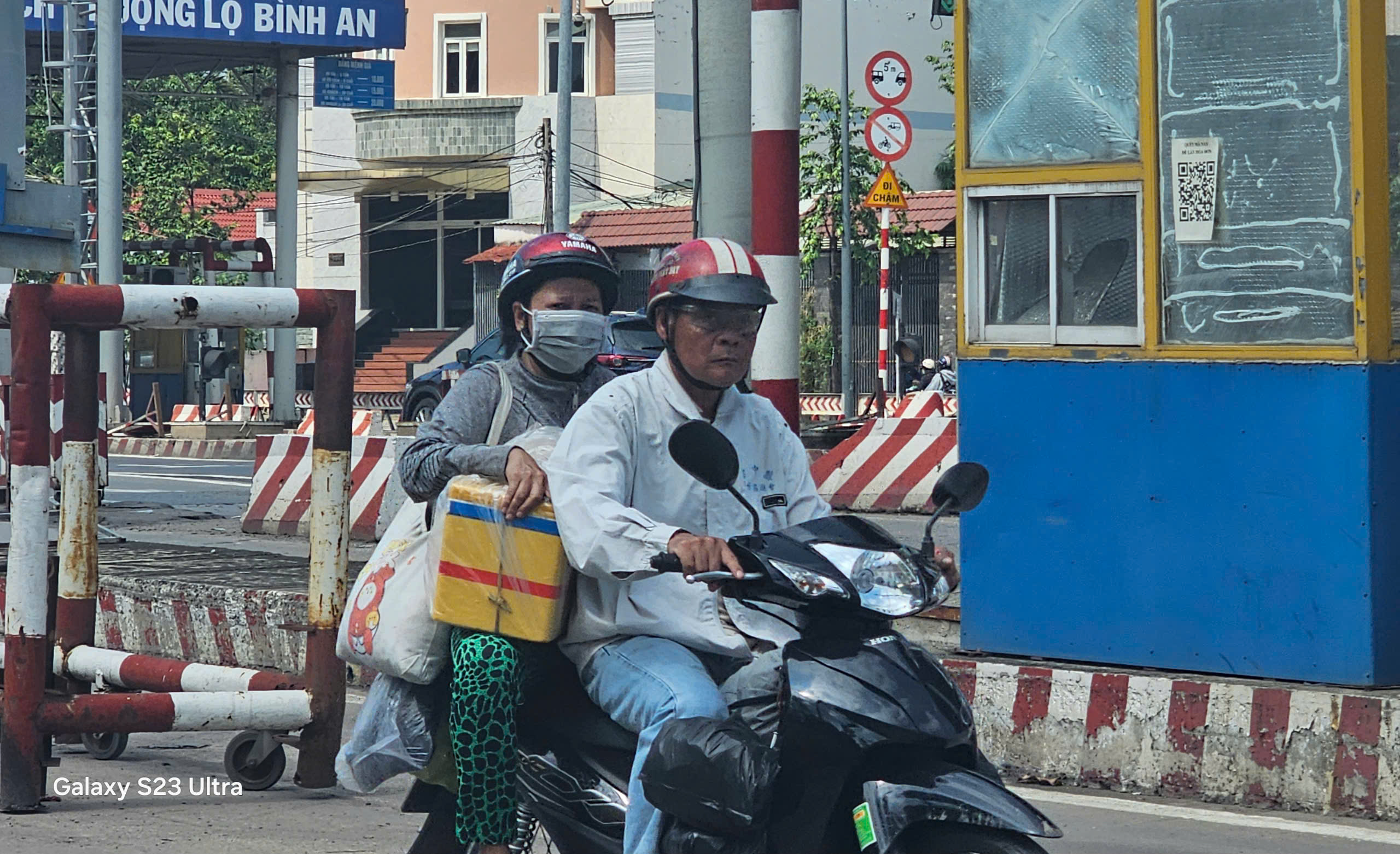 Hình ảnh người lao động lỉnh kỉnh đồ đạc trở lại Bình Dương trưa 4-5- Ảnh 6. Hình ảnh người lao động lỉnh kỉnh đồ đạc trở lại Bình Dương trưa 4-5- Ảnh 6.
