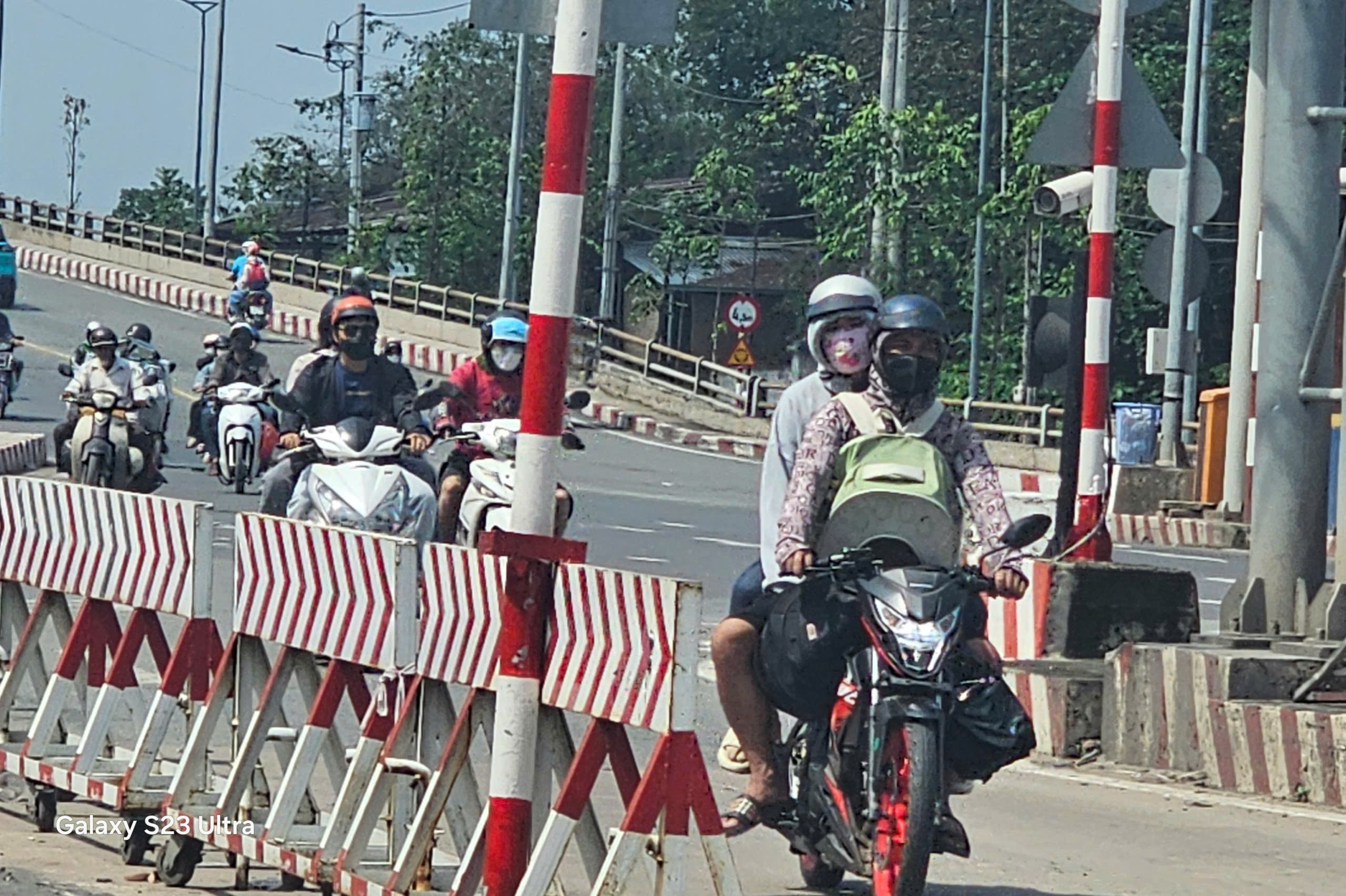 Hình ảnh người lao động lỉnh kỉnh đồ đạc trở lại Bình Dương trưa 4-5- Ảnh 5. Hình ảnh người lao động lỉnh kỉnh đồ đạc trở lại Bình Dương trưa 4-5- Ảnh 5.