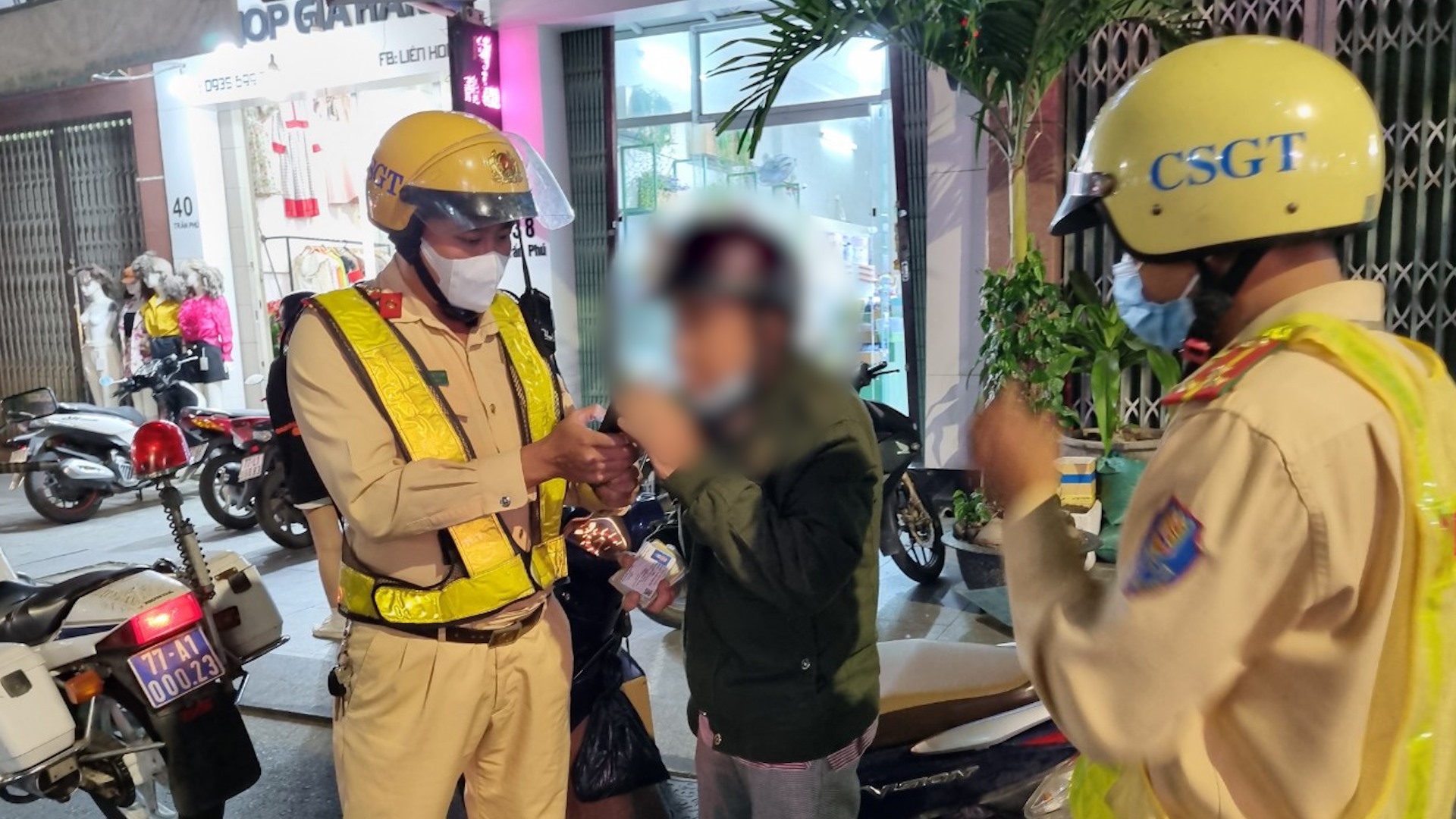 Say xỉn, đá bàn làm việc của CSGT khi bị kiểm tra nồng độ cồn- Ảnh 1. Say xỉn, đá bàn làm việc của CSGT khi bị kiểm tra nồng độ cồn- Ảnh 1.