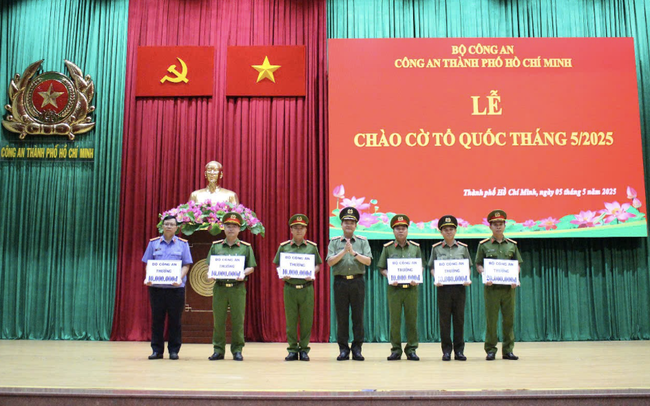 Danh tính 2 anh em cướp tiệm vàng vừa bị Công an TP HCM bắt giữ- Ảnh 5.