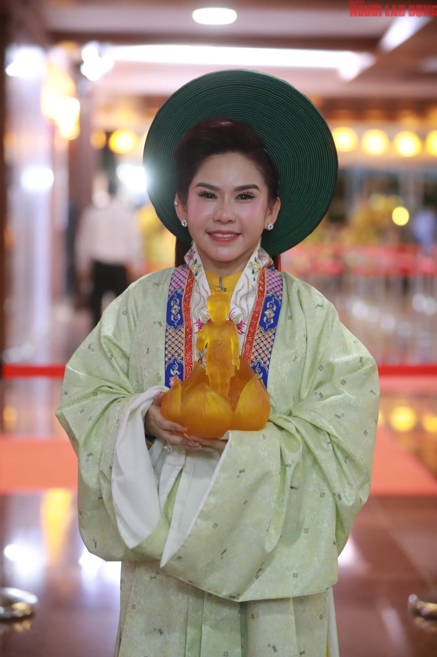 Dàn nghệ sĩ, hoa hậu tham gia rước kiệu, thỉnh tôn tượng Đức Phật đản- Ảnh 2. Dàn nghệ sĩ, hoa hậu tham gia rước kiệu, thỉnh tôn tượng Đức Phật đản- Ảnh 2.