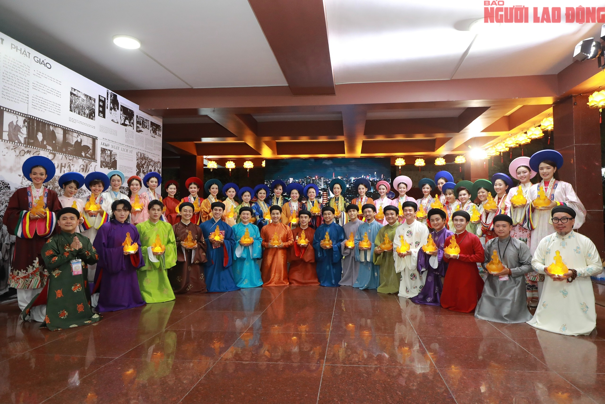 Dàn nghệ sĩ, hoa hậu tham gia rước kiệu, thỉnh tôn tượng Đức Phật đản- Ảnh 9. Dàn nghệ sĩ, hoa hậu tham gia rước kiệu, thỉnh tôn tượng Đức Phật đản- Ảnh 9.