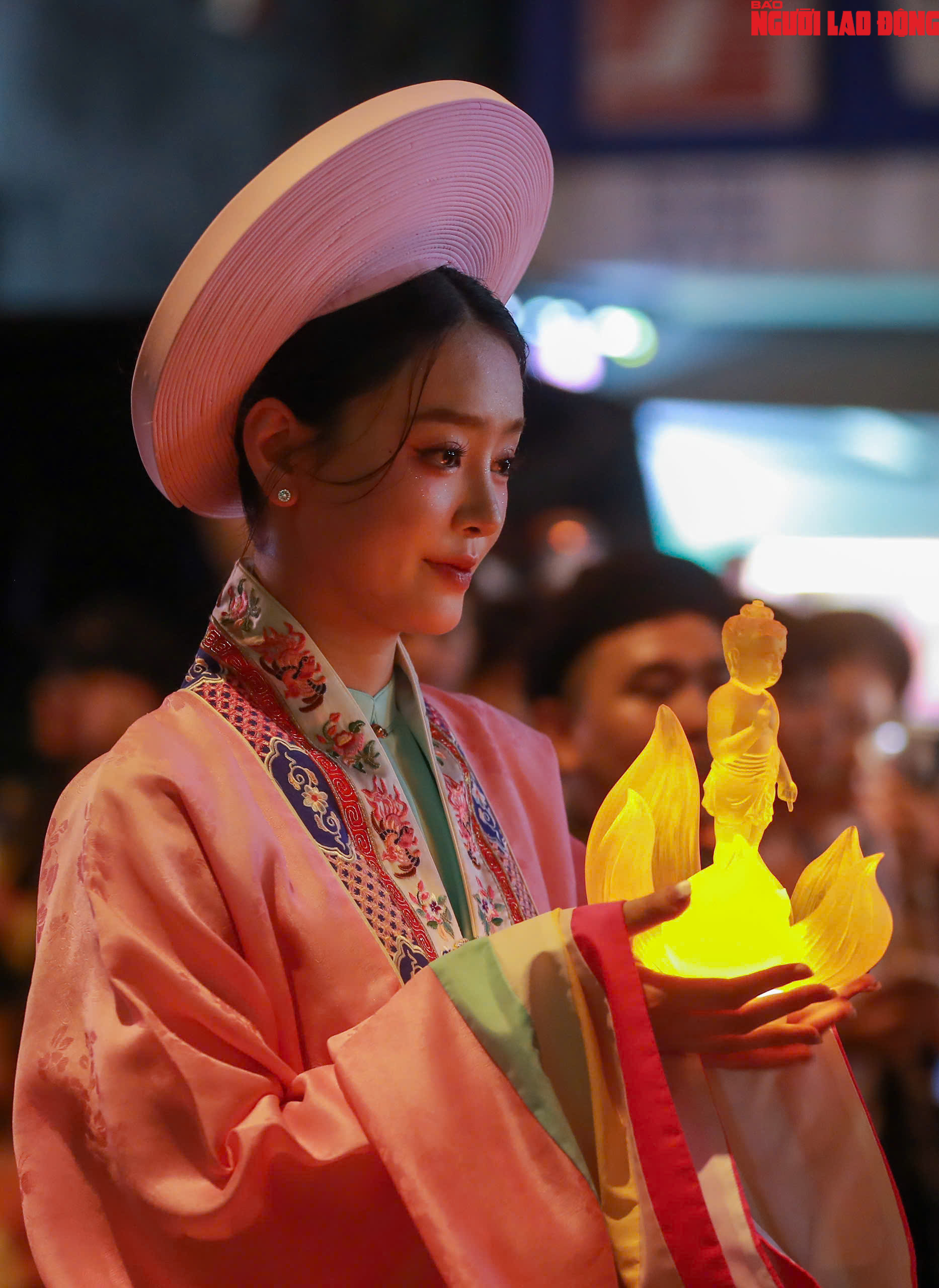 Dàn nghệ sĩ, hoa hậu tham gia rước kiệu, thỉnh tôn tượng Đức Phật đản- Ảnh 5. Dàn nghệ sĩ, hoa hậu tham gia rước kiệu, thỉnh tôn tượng Đức Phật đản- Ảnh 5.