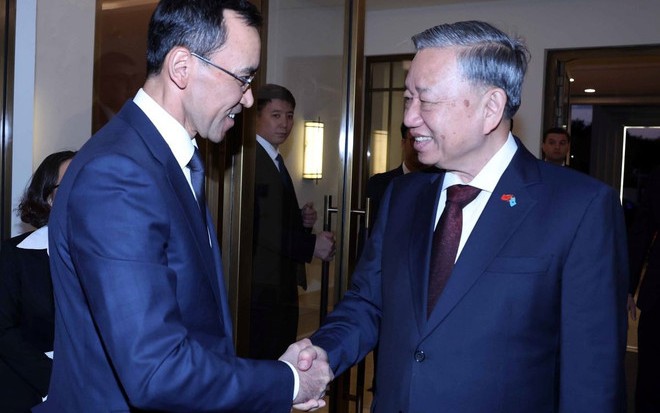 Tổng Bí thư Tô Lâm gặp gỡ cộng đồng người Việt Nam tại Kazakhstan - Ảnh 2.