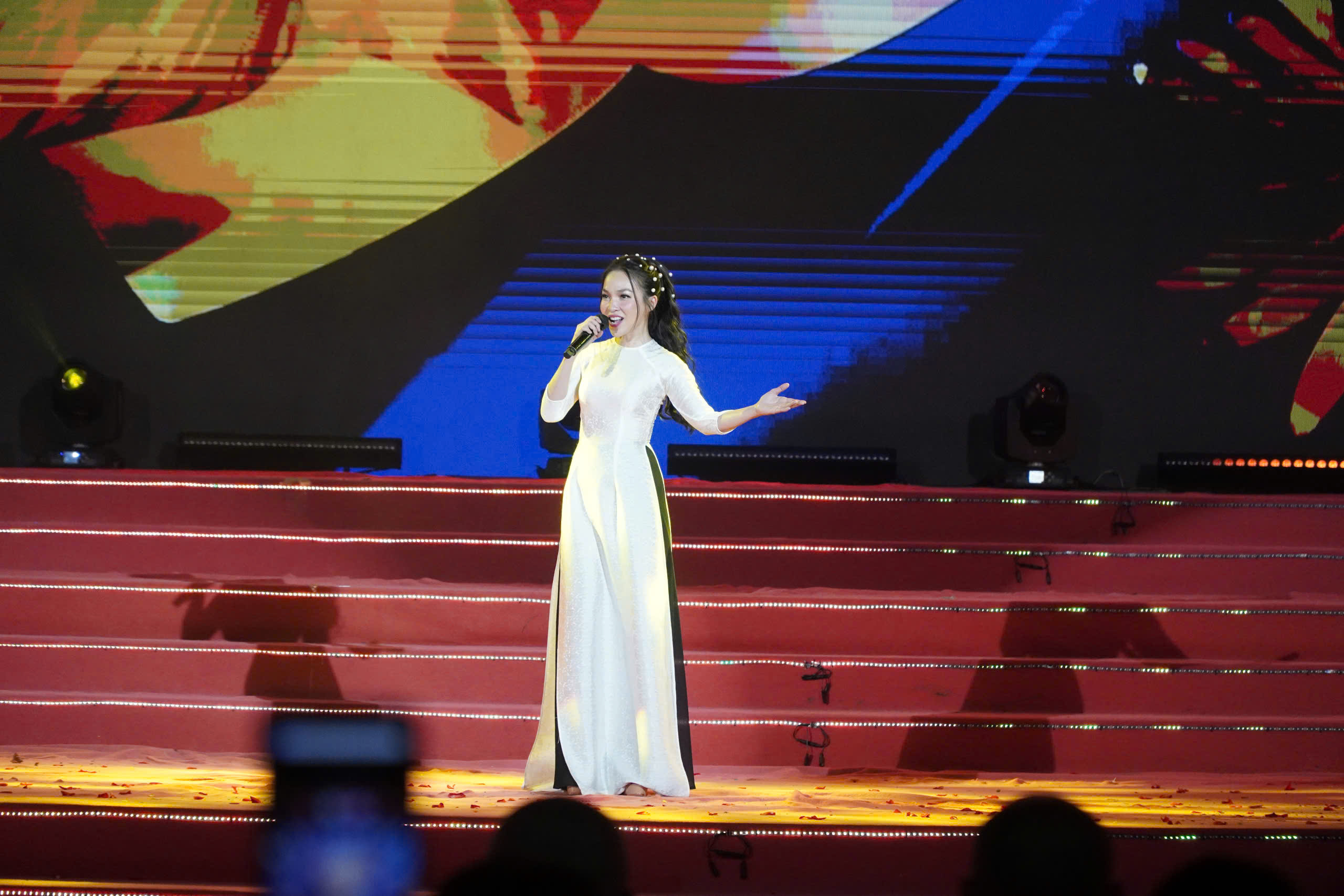 Đêm “Vesak thiêng liêng” lan tỏa giá trị hòa bình - Ảnh 2.