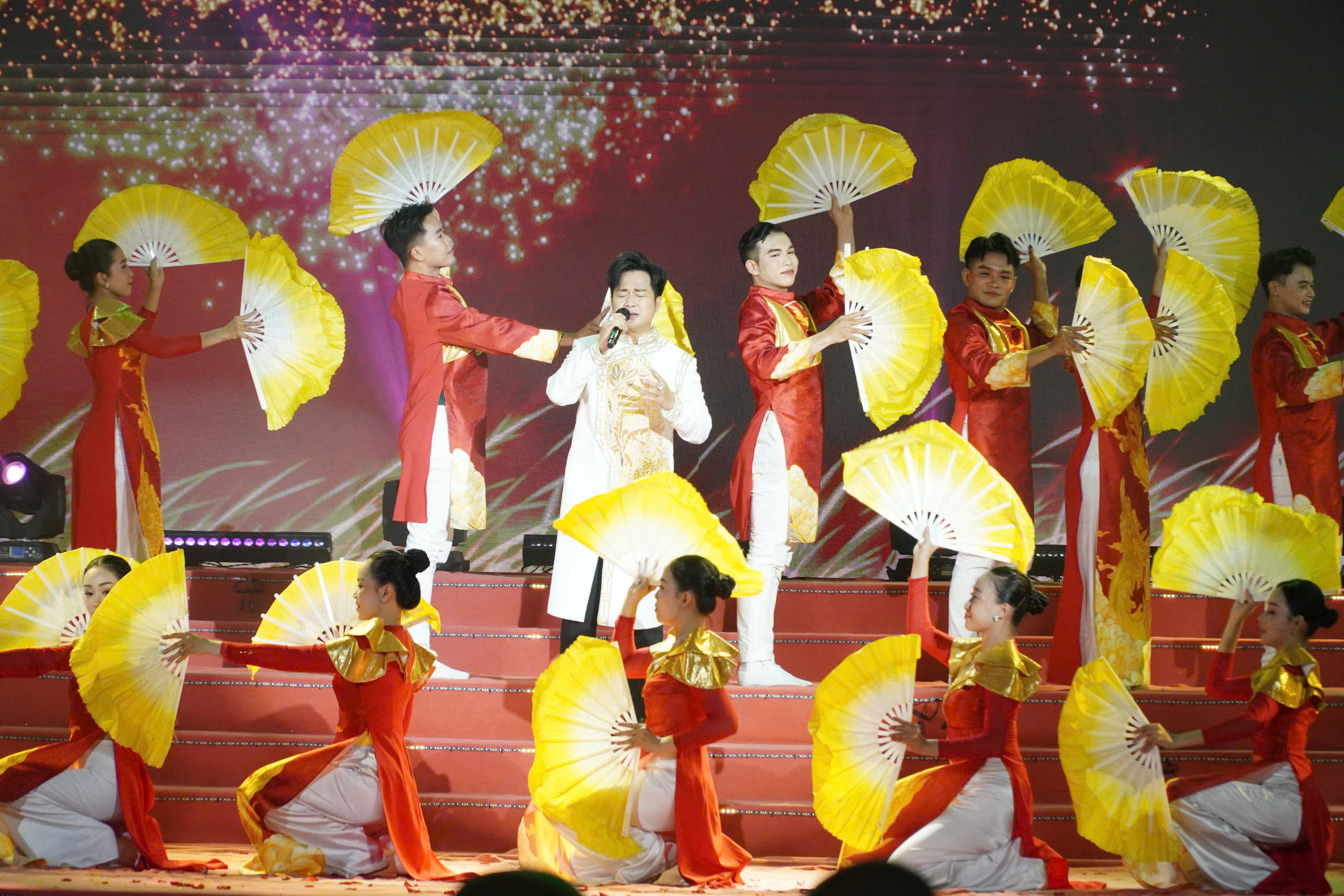 Đêm “Vesak thiêng liêng” lan tỏa giá trị hòa bình - Ảnh 6.