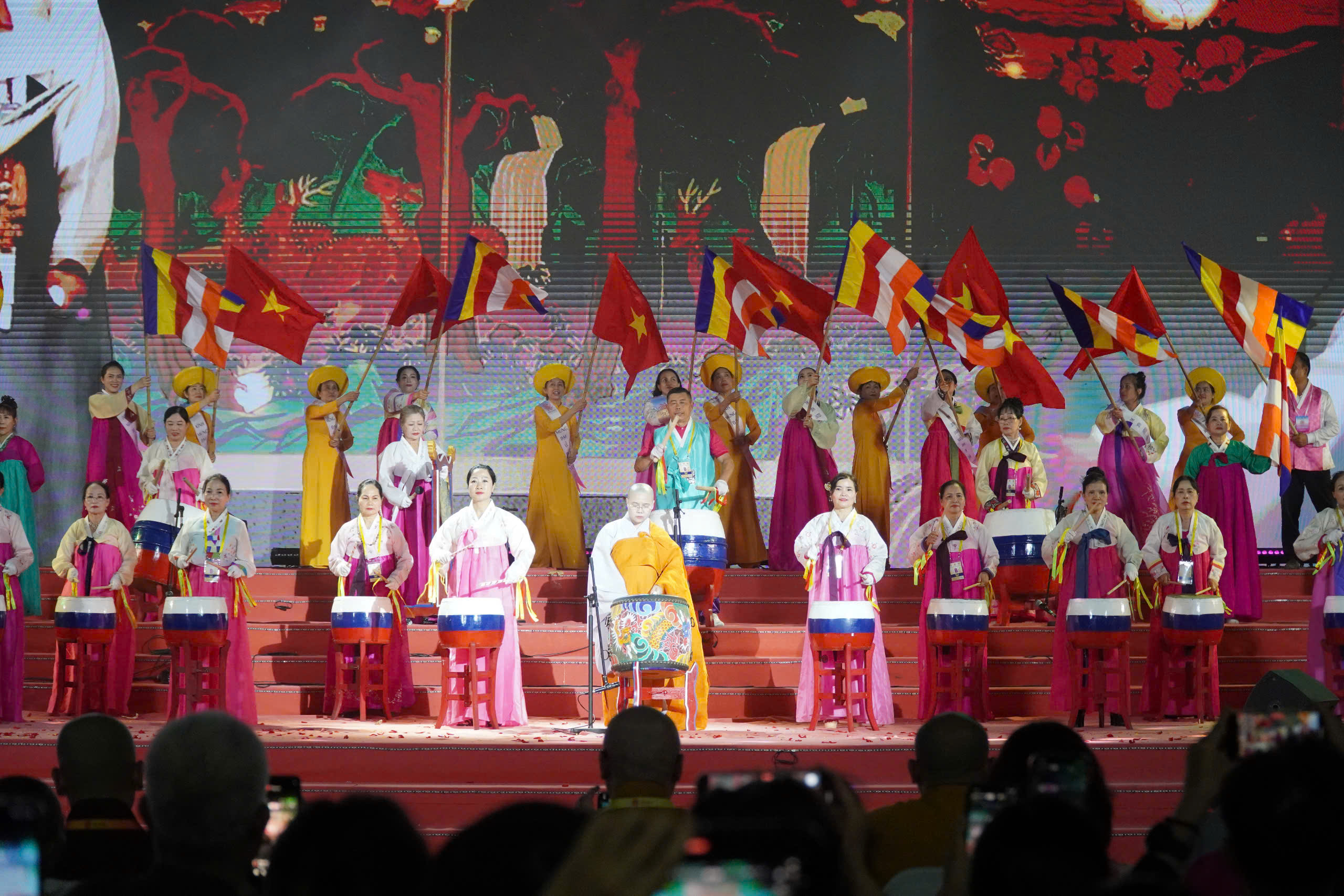 Đêm “Vesak thiêng liêng” lan tỏa giá trị hòa bình - Ảnh 1.