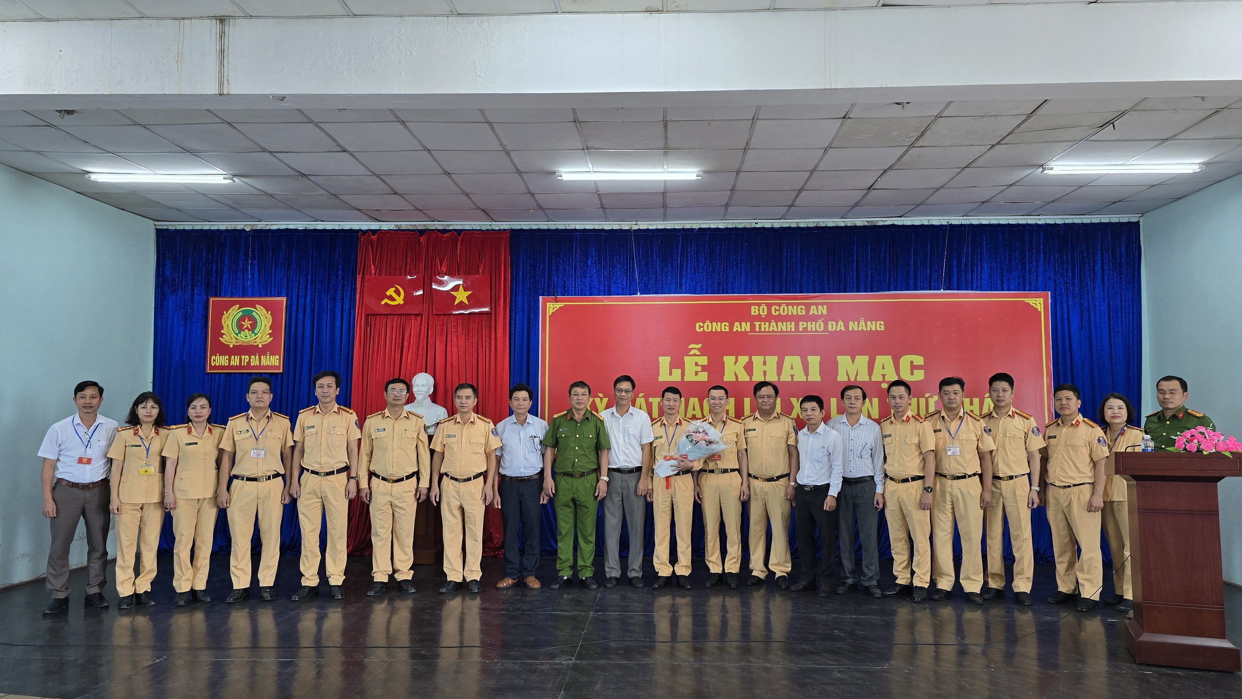 Lãnh đạo Công an Đà Nẵng xin lỗi người dân do chậm tổ chức sát hạch lái xe- Ảnh 2. Lãnh đạo Công an Đà Nẵng xin lỗi người dân do chậm tổ chức sát hạch lái xe- Ảnh 2.
