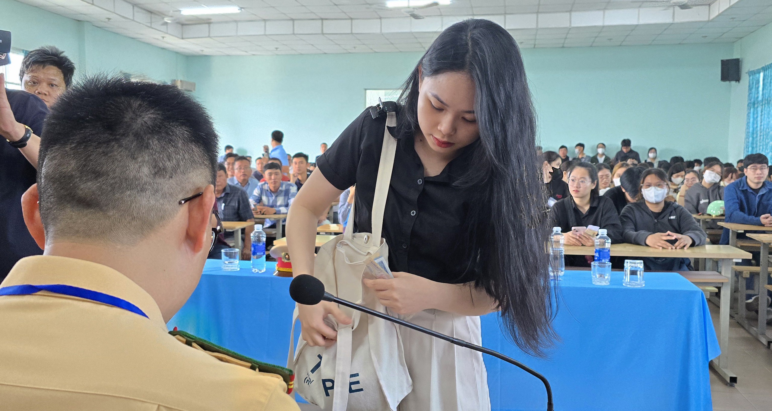 Lãnh đạo Công an Đà Nẵng xin lỗi người dân do chậm tổ chức sát hạch lái xe- Ảnh 3. Lãnh đạo Công an Đà Nẵng xin lỗi người dân do chậm tổ chức sát hạch lái xe- Ảnh 3.