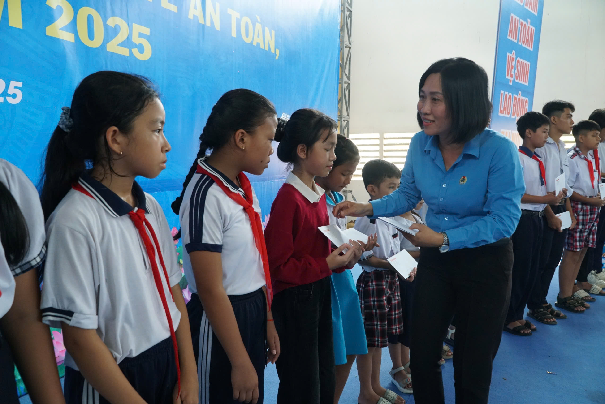 Bài hát “Viết tiếp câu chuyện hòa bình” xuất hiện tại sự kiện lớn ở Sóc Trăng - Ảnh 15.