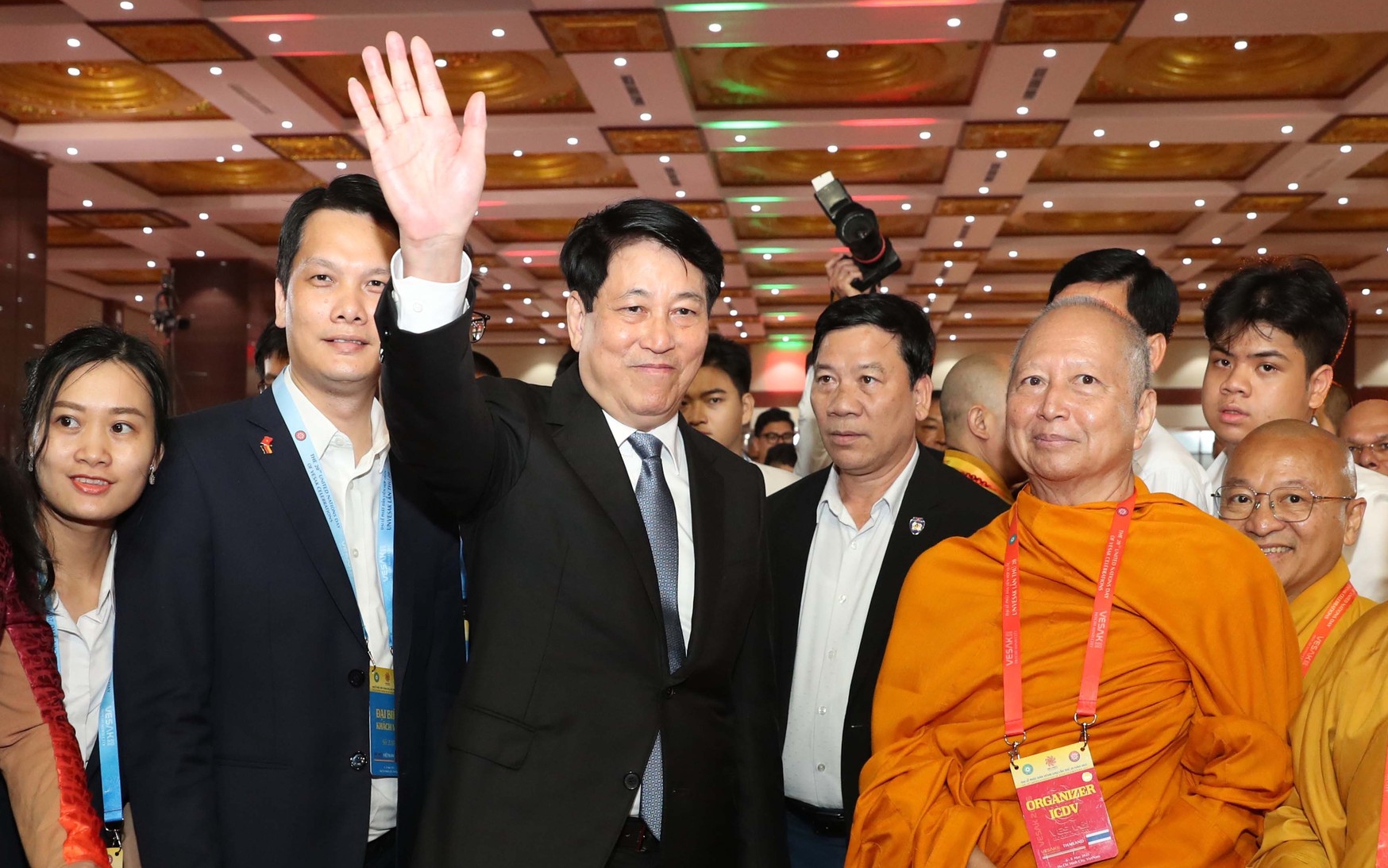 Lung linh đêm thả 35.000 đèn hoa đăng cầu nguyện hòa bình tại Đại lễ Vesak 2025 - Ảnh 5.