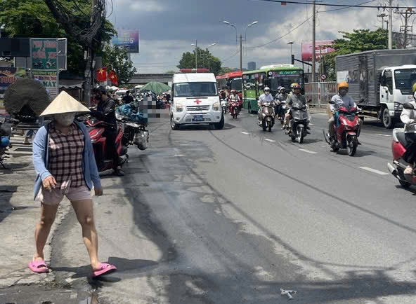 Người đàn ông đang giao thức ăn cho khách, ngã xuống đường tử vong- Ảnh 1. Người đàn ông đang giao thức ăn cho khách, ngã xuống đường tử vong- Ảnh 1.