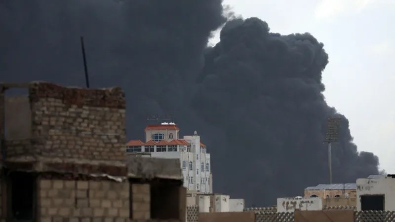 Israel oanh tạc Yemen, vô hiệu hóa sân bay thủ đô - Ảnh 1. Israel oanh tạc Yemen, vô hiệu hóa sân bay thủ đô - Ảnh 1.