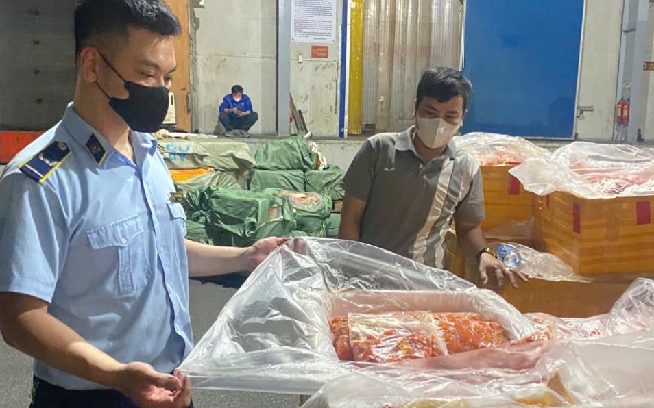 "Bí mật kinh hoàng" bên trong thùng xe tải- Ảnh 2.