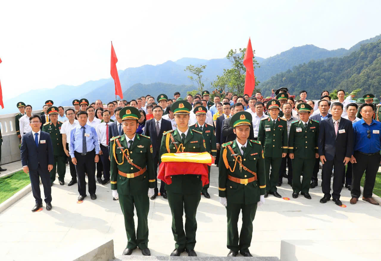 Lễ Thượng cờ và gắn biển công trình Cột cờ A Pa Chải - Ảnh 1.