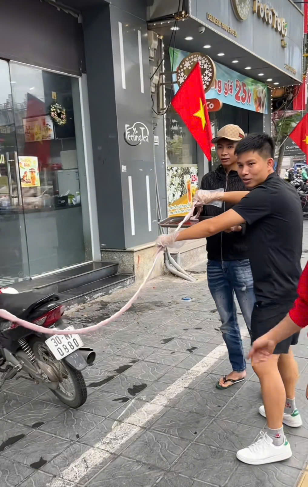 Người quảng cáo đoạn lòng se điếu dài 40m giá tiền triệu gây tranh cãi dữ dội là ai? - Ảnh 1.