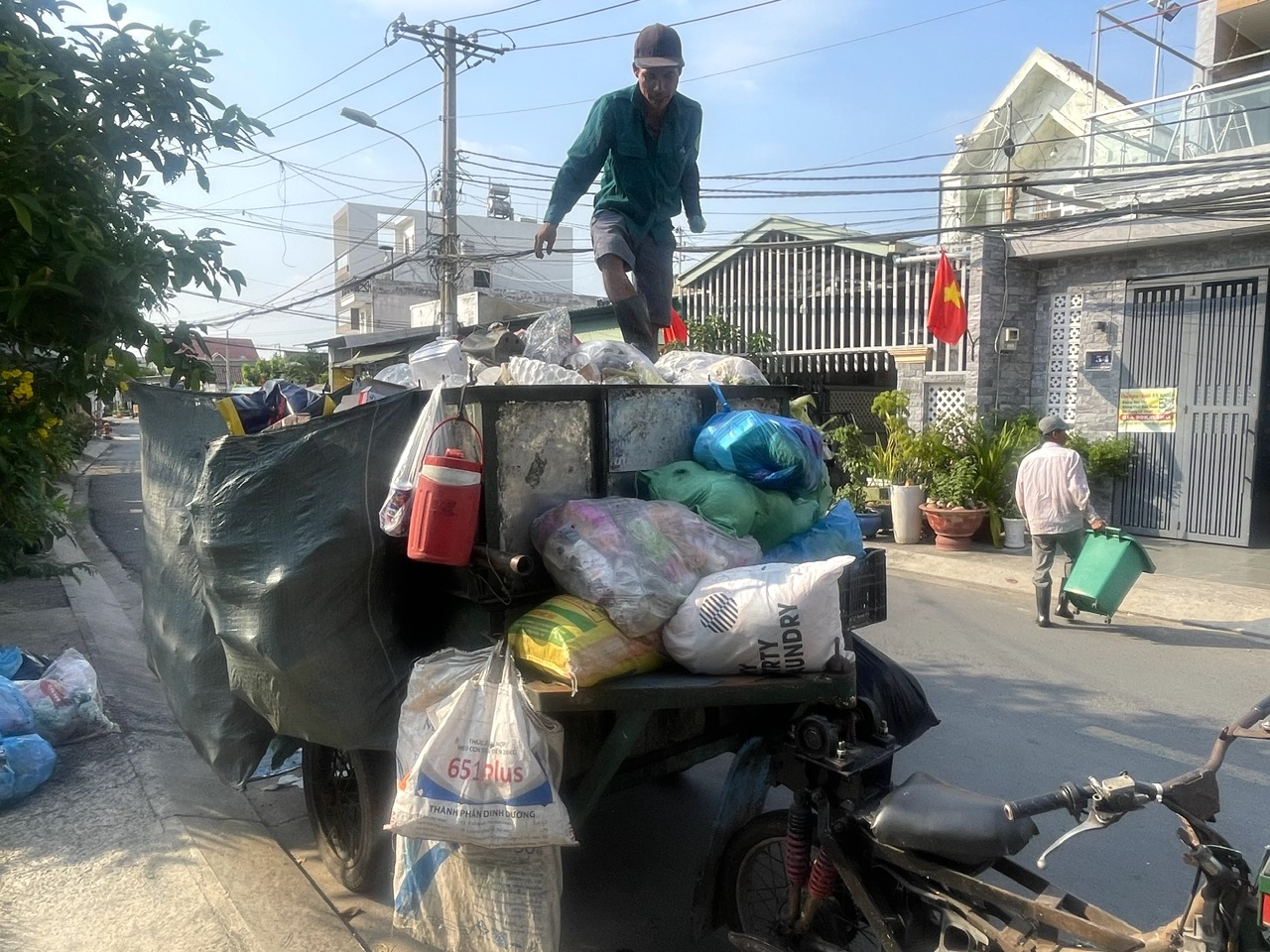 Cân rác tính tiền thu gom: Công bằng, minh bạch?- Ảnh 1. Cân rác tính tiền thu gom: Công bằng, minh bạch?- Ảnh 1.