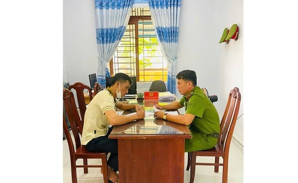 Bất ngờ nhận 450 triệu, anh công nhân liền tới báo công an để trả lại- Ảnh 1. Bất ngờ nhận 450 triệu, anh công nhân liền tới báo công an để trả lại- Ảnh 1.