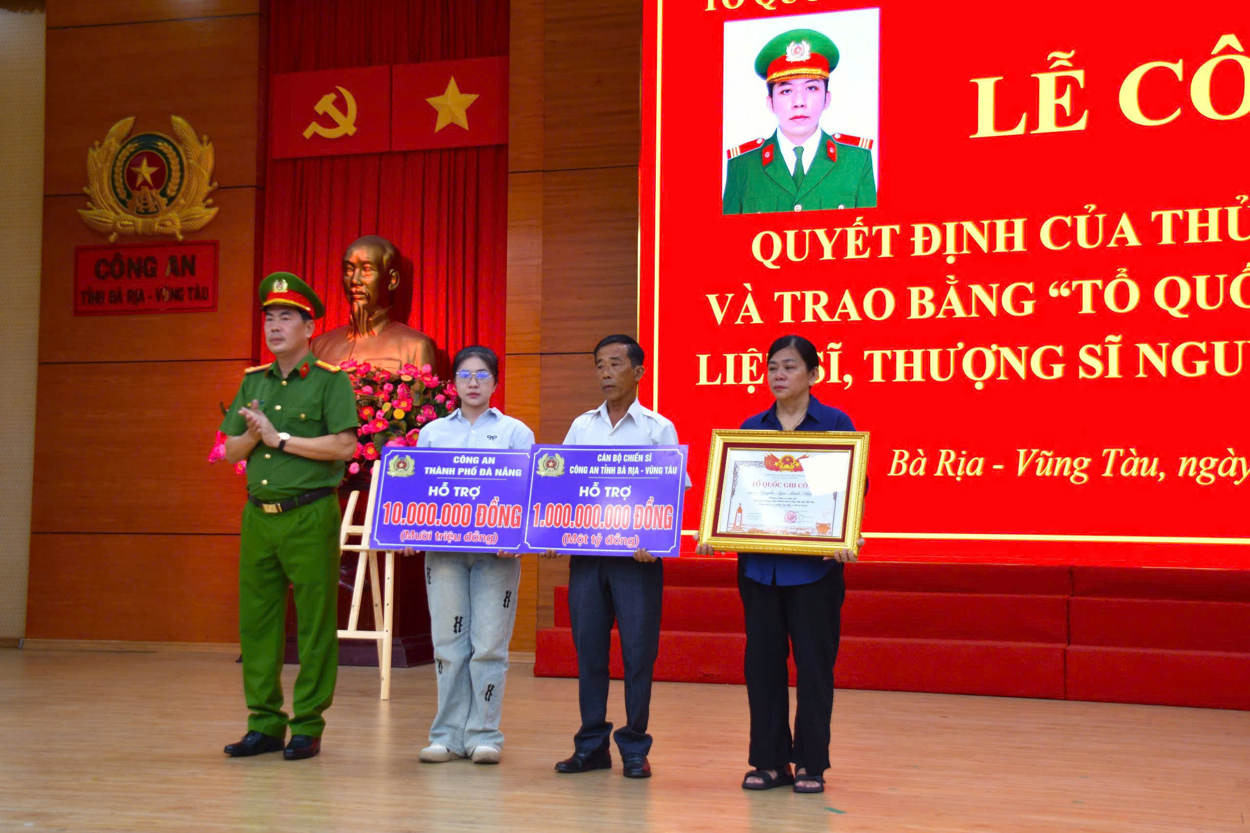 Trao bằng Tổ quốc ghi công cho gia đình liệt sĩ Nguyễn Ngọc Minh Nhật- Ảnh 3. Trao bằng Tổ quốc ghi công cho gia đình liệt sĩ Nguyễn Ngọc Minh Nhật- Ảnh 3.