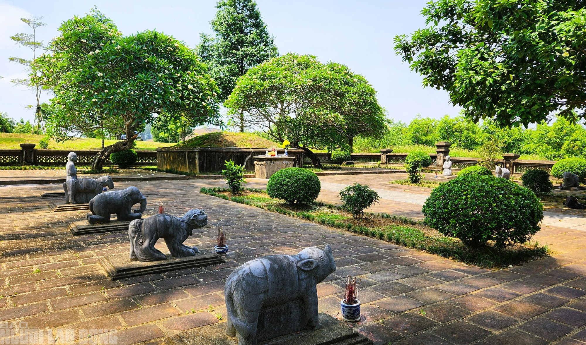 Cận cảnh khu lăng mộ vua Lê Túc Tông bị xâm hại - Ảnh 3.