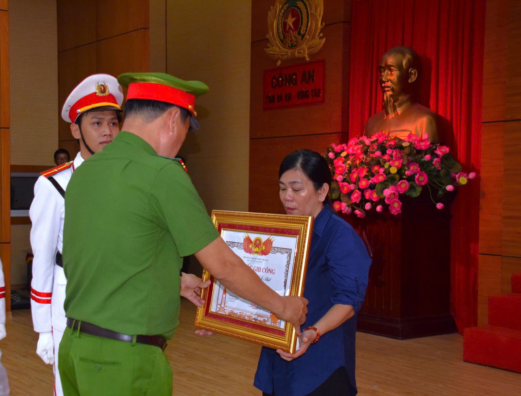 Trao bằng Tổ quốc ghi công cho gia đình liệt sĩ Nguyễn Ngọc Minh Nhật- Ảnh 2. Trao bằng Tổ quốc ghi công cho gia đình liệt sĩ Nguyễn Ngọc Minh Nhật- Ảnh 2.