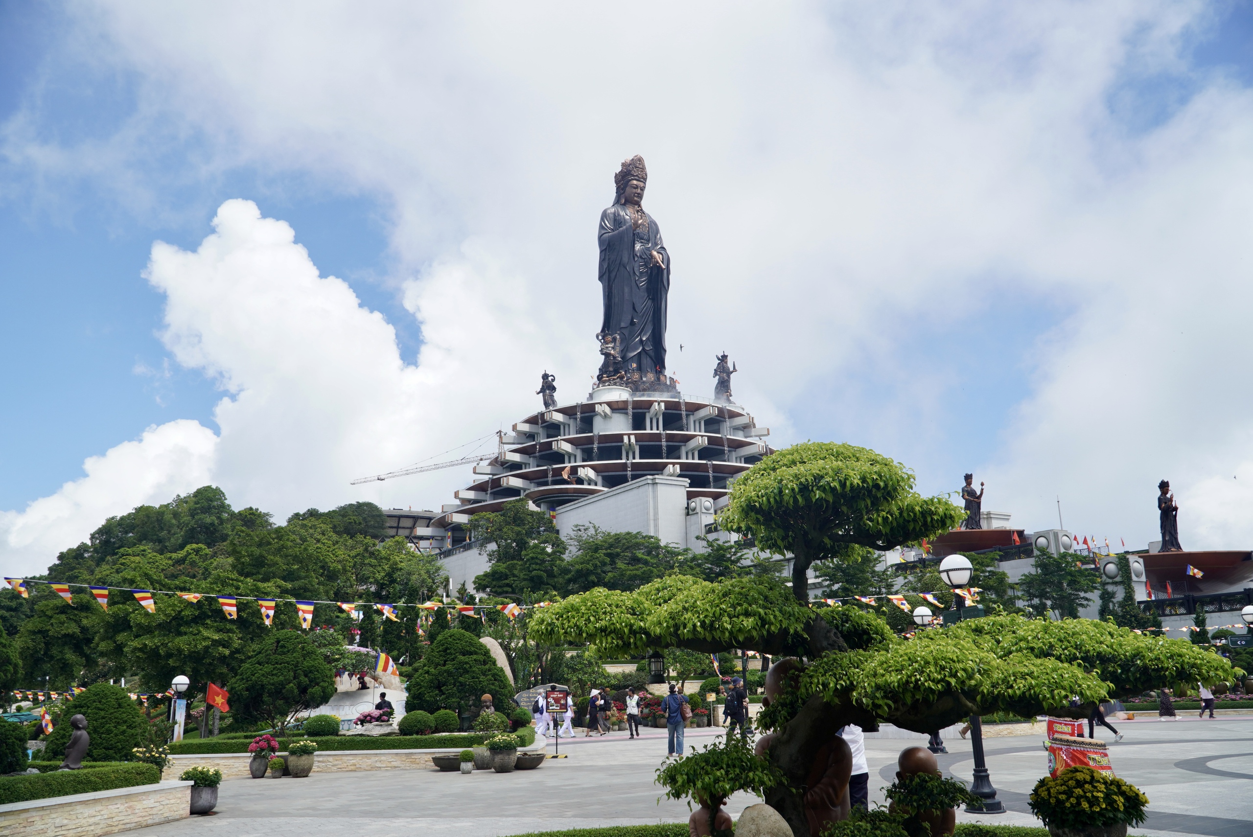 Obrázek tisíců lidí nesoucích Buddhovy ostatky na vrcholu hory Ba Den - Foto 14. Hình ảnh hàng ngàn người cung rước xá lợi Đức Phật trên đỉnh núi Bà Đen- Ảnh 14.
