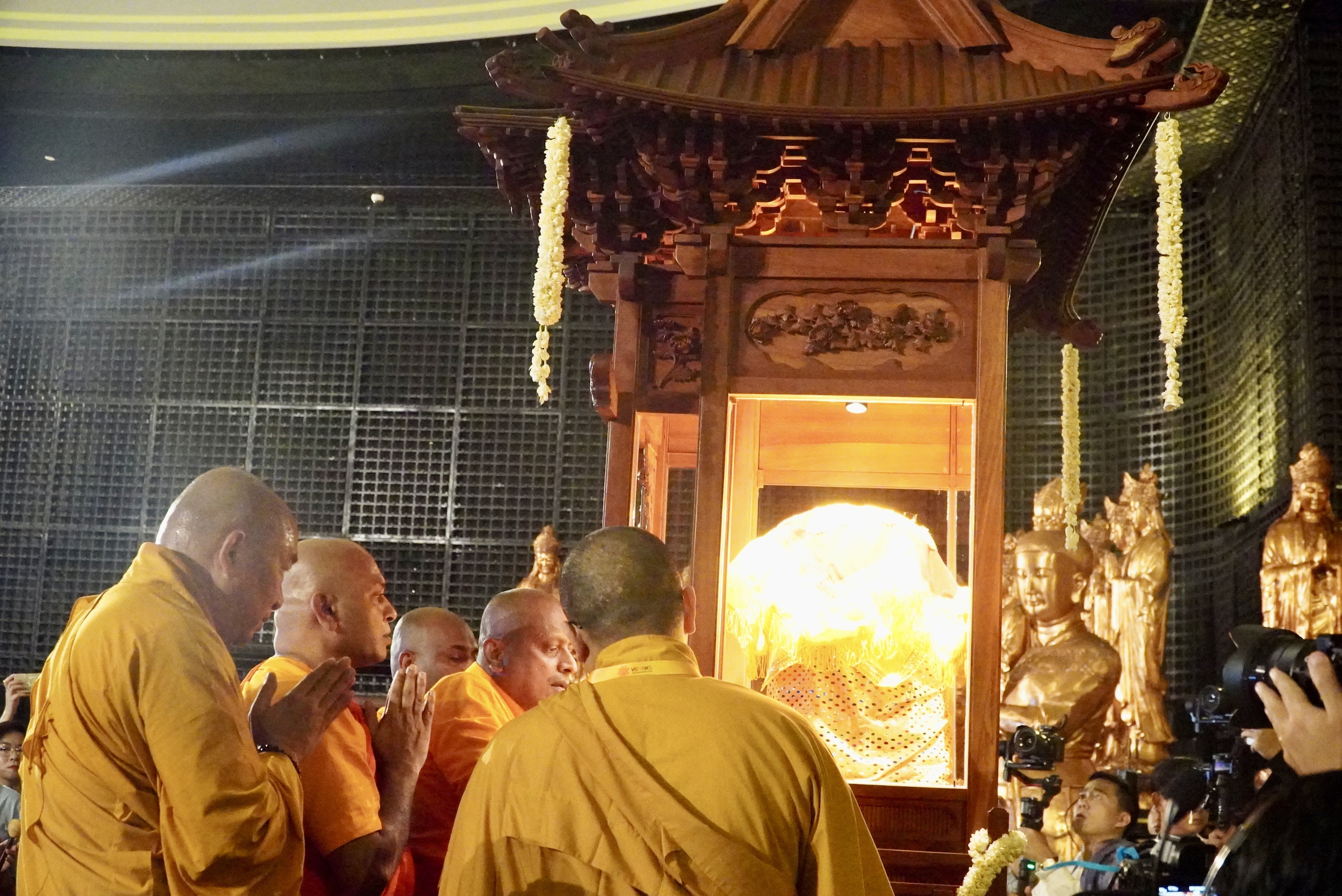 Obrázek tisíců lidí nesoucích Buddhovy ostatky na vrcholu hory Ba Den - Foto 9. Hình ảnh hàng ngàn người cung rước xá lợi Đức Phật trên đỉnh núi Bà Đen- Ảnh 9.