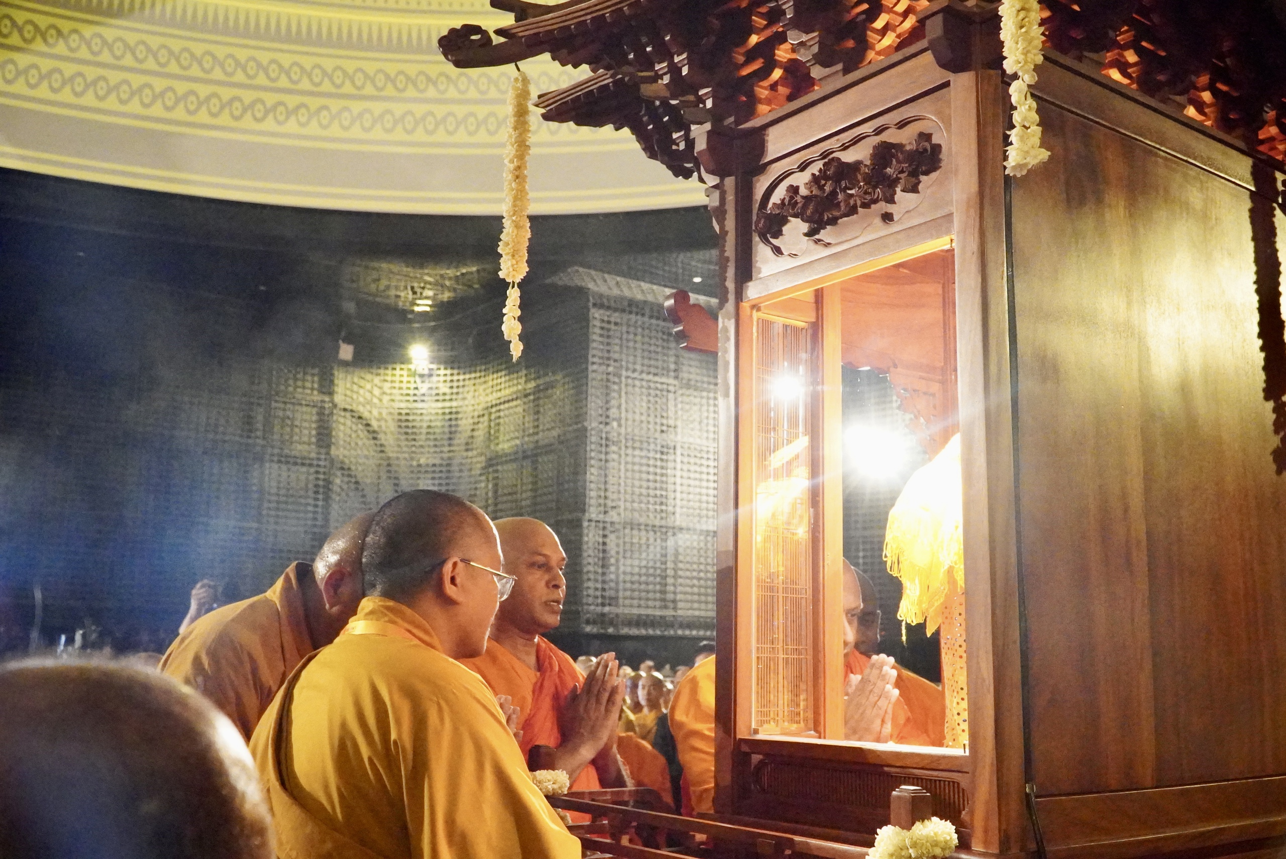 Obrázek tisíců lidí nesoucích Buddhovy ostatky na vrcholu hory Ba Den - Foto 6. Hình ảnh hàng ngàn người cung rước xá lợi Đức Phật trên đỉnh núi Bà Đen- Ảnh 6.