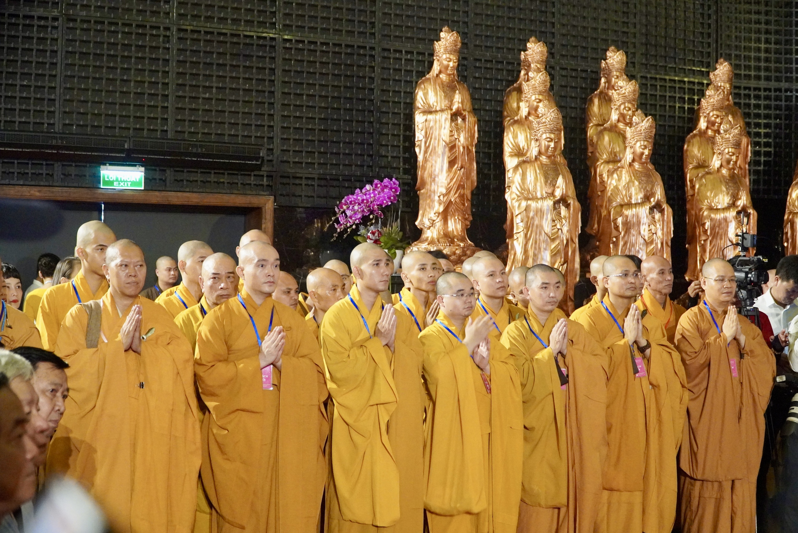 Obrázek tisíců lidí nesoucích Buddhovy ostatky na vrcholu hory Ba Den - Foto 4. Hình ảnh hàng ngàn người cung rước xá lợi Đức Phật trên đỉnh núi Bà Đen- Ảnh 4.
