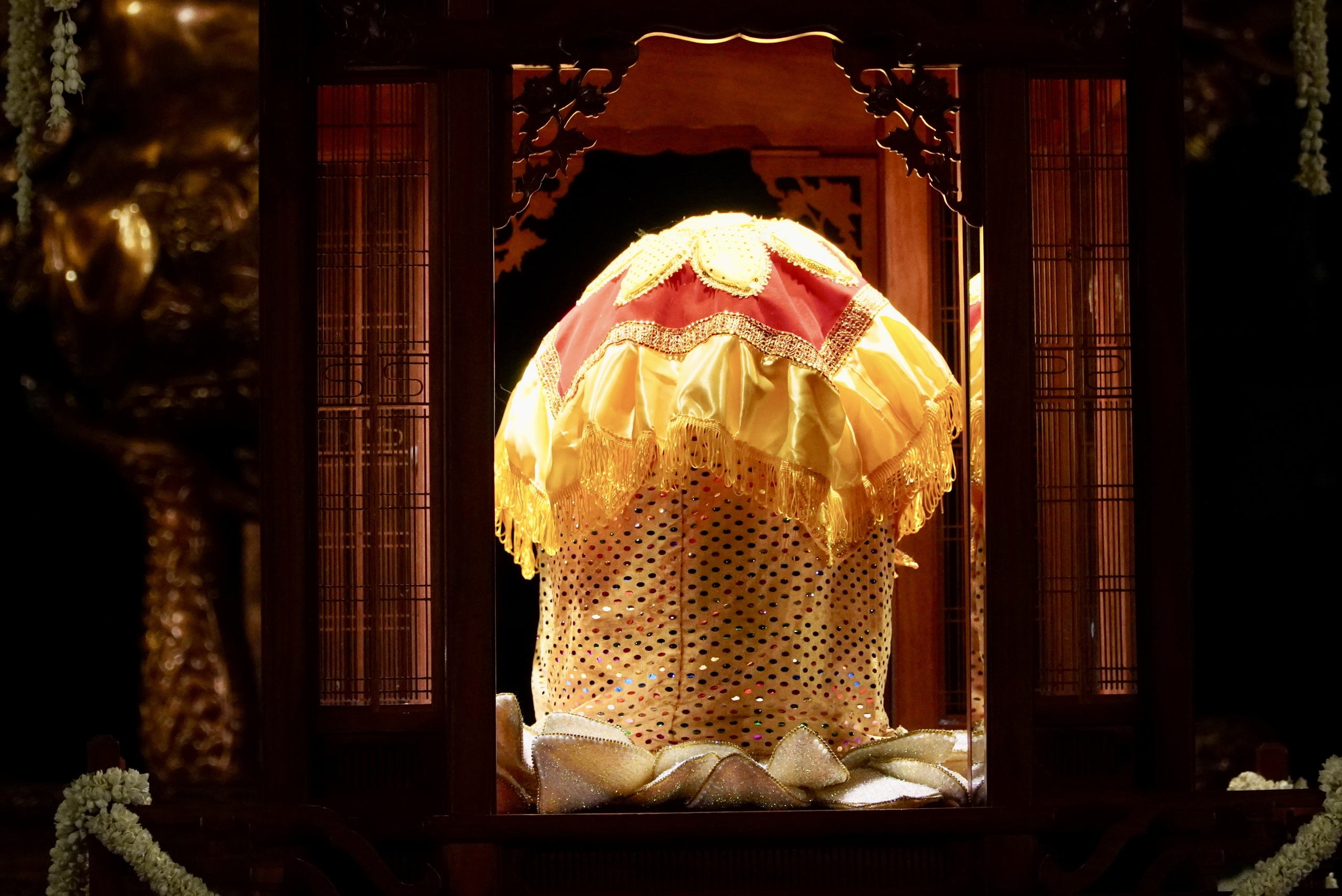 Obrázek tisíců lidí nesoucích Buddhovy ostatky na vrcholu hory Ba Den - Foto 10. Hình ảnh hàng ngàn người cung rước xá lợi Đức Phật trên đỉnh núi Bà Đen- Ảnh 10.