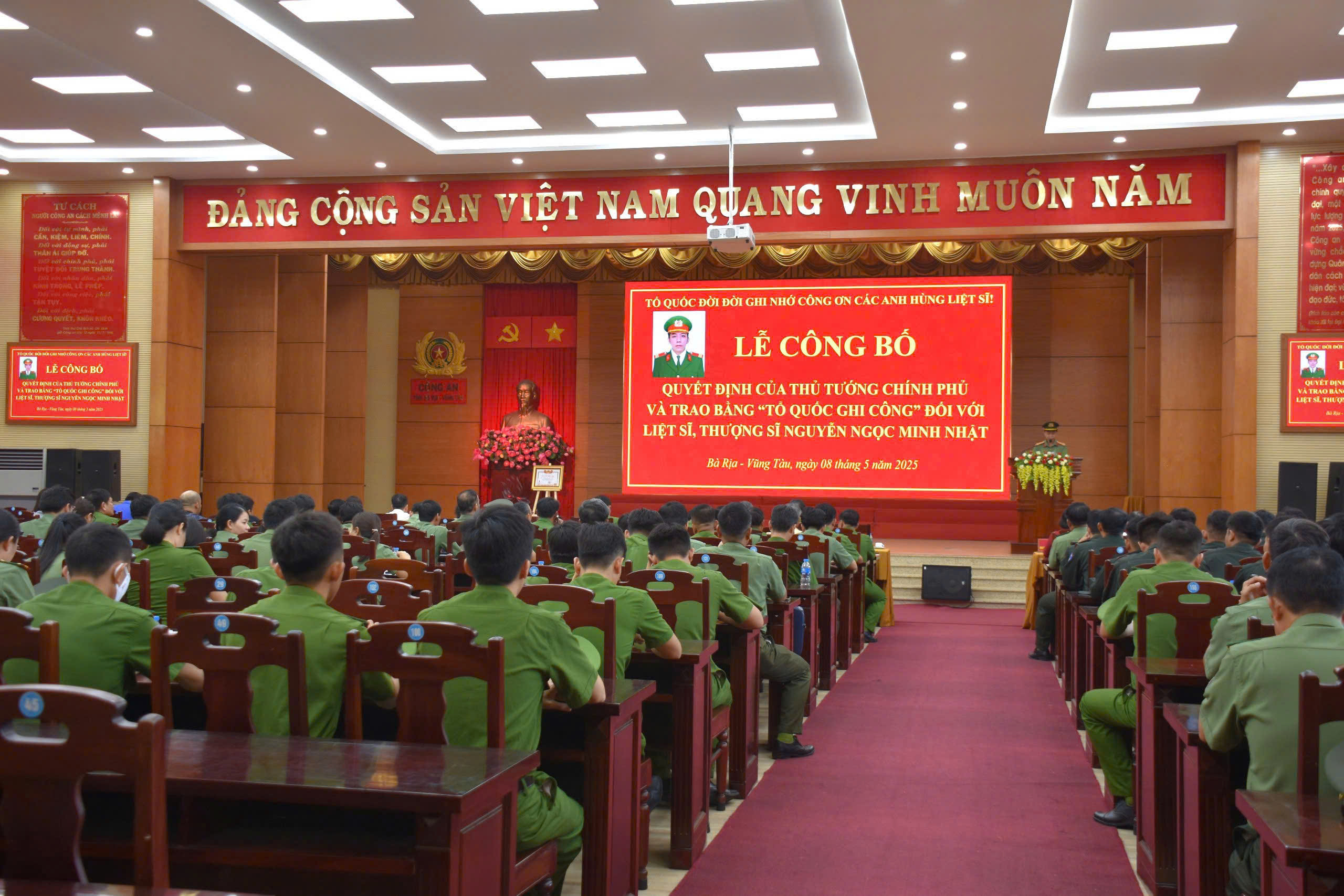 Trao bằng Tổ quốc ghi công cho gia đình liệt sĩ Nguyễn Ngọc Minh Nhật- Ảnh 1. Trao bằng Tổ quốc ghi công cho gia đình liệt sĩ Nguyễn Ngọc Minh Nhật- Ảnh 1.