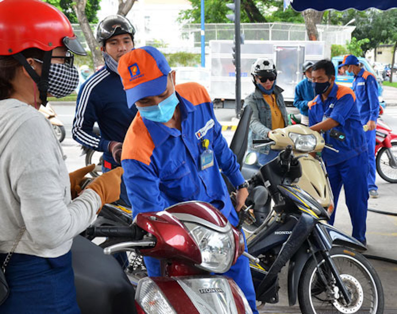 Cây xăng dầu có dễ chuyển thành trạm điện khi cấm xe máy chạy xăng? - Ảnh 1. Cây xăng dầu có dễ chuyển thành trạm điện khi cấm xe máy chạy xăng? - Ảnh 1.