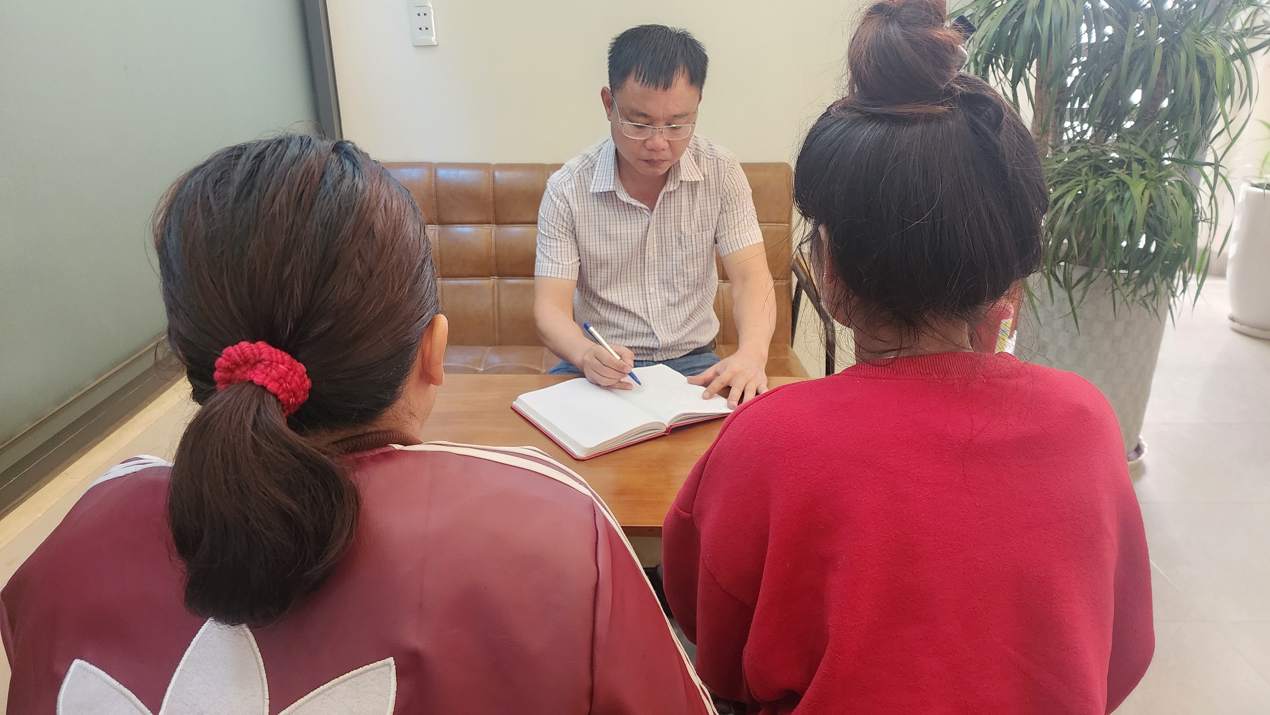 Làm rõ vụ nhiều học sinh lớp 12 tại 1 trường "tự nguyện" xin nghỉ học- Ảnh 2. Làm rõ vụ nhiều học sinh lớp 12 tại 1 trường "tự nguyện" xin nghỉ học- Ảnh 2.