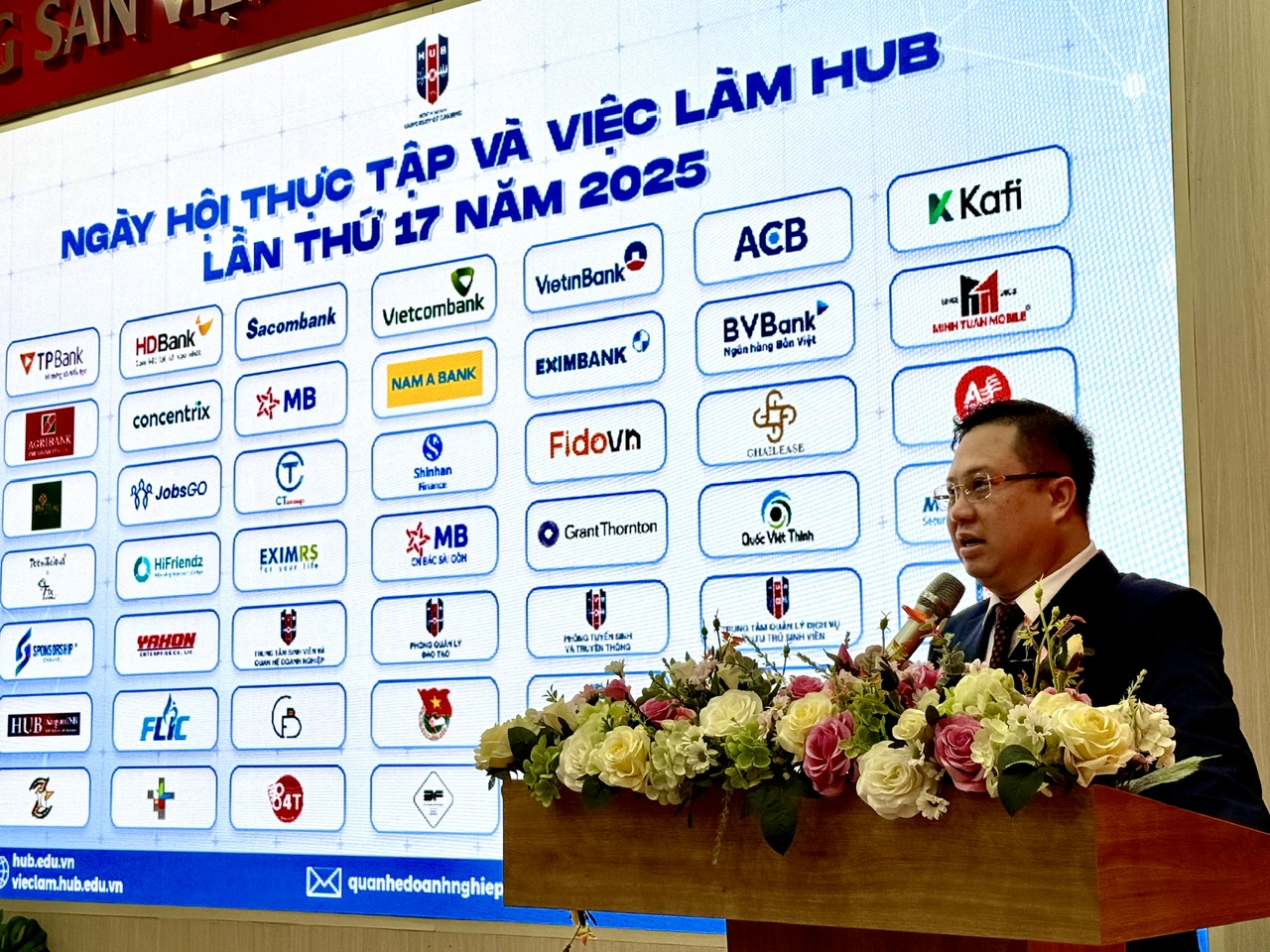 Hiệu trưởng ĐH Ngân hàng TP HCM nói về nhân lực trong kỷ nguyên AI - Ảnh 1.