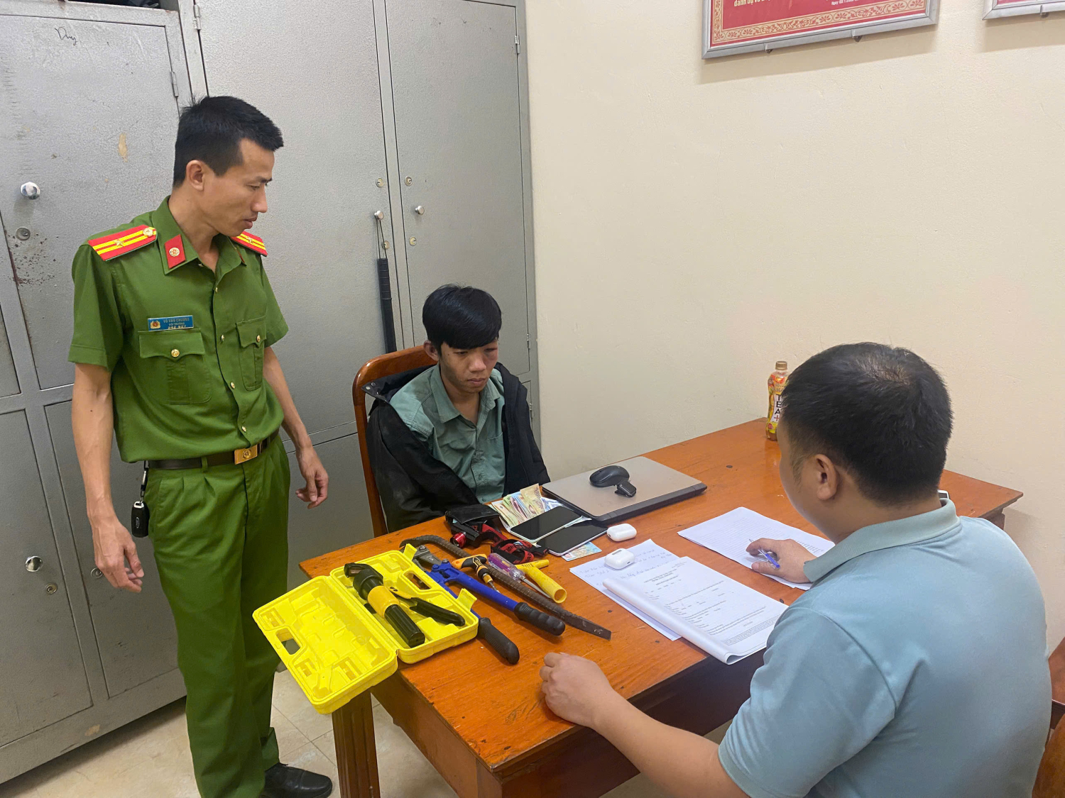 Bên trong hộp
