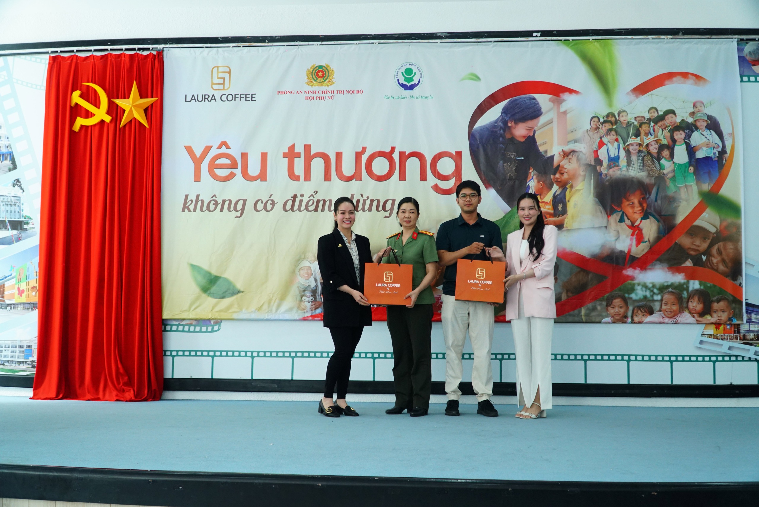 Nhật Kim Anh và con trai mang món quà ấm áp đến các bệnh nhi Cần Thơ dịp 1-6- Ảnh 6. Nhật Kim Anh và con trai mang món quà ấm áp đến các bệnh nhi Cần Thơ dịp 1-6- Ảnh 6.