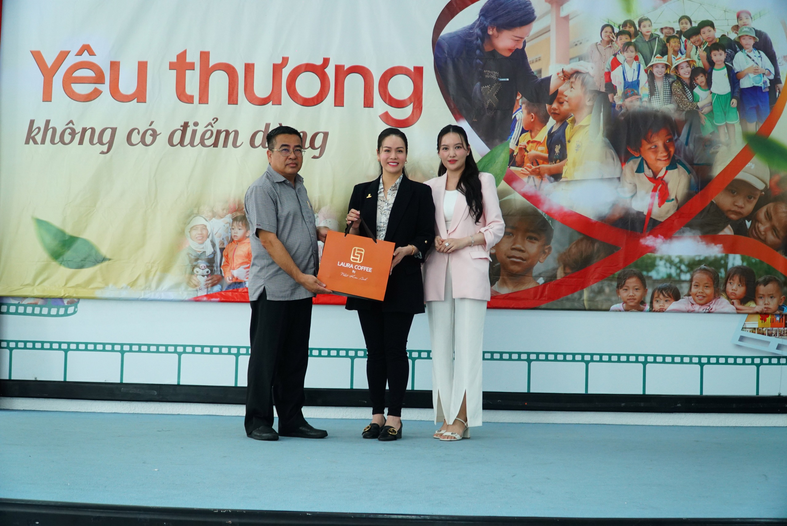 Nhật Kim Anh và con trai mang món quà ấm áp đến các bệnh nhi Cần Thơ dịp 1-6- Ảnh 7. Nhật Kim Anh và con trai mang món quà ấm áp đến các bệnh nhi Cần Thơ dịp 1-6- Ảnh 7.