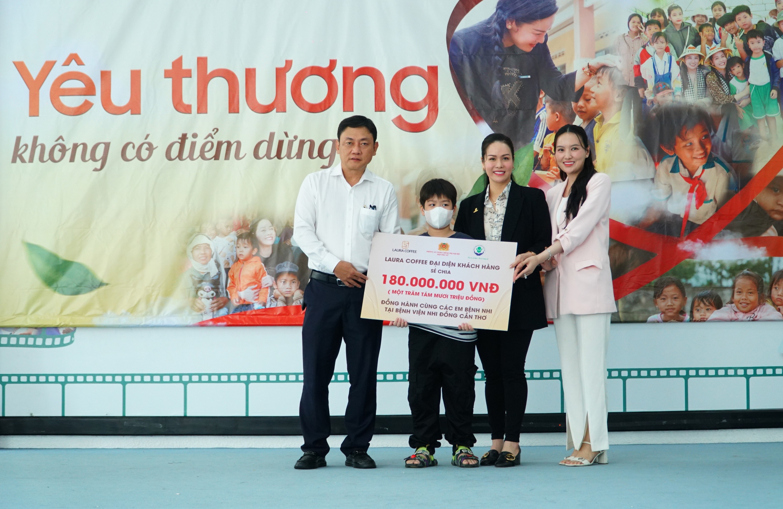 Nhật Kim Anh và con trai mang món quà ấm áp đến các bệnh nhi Cần Thơ dịp 1-6- Ảnh 8. Nhật Kim Anh và con trai mang món quà ấm áp đến các bệnh nhi Cần Thơ dịp 1-6- Ảnh 8.