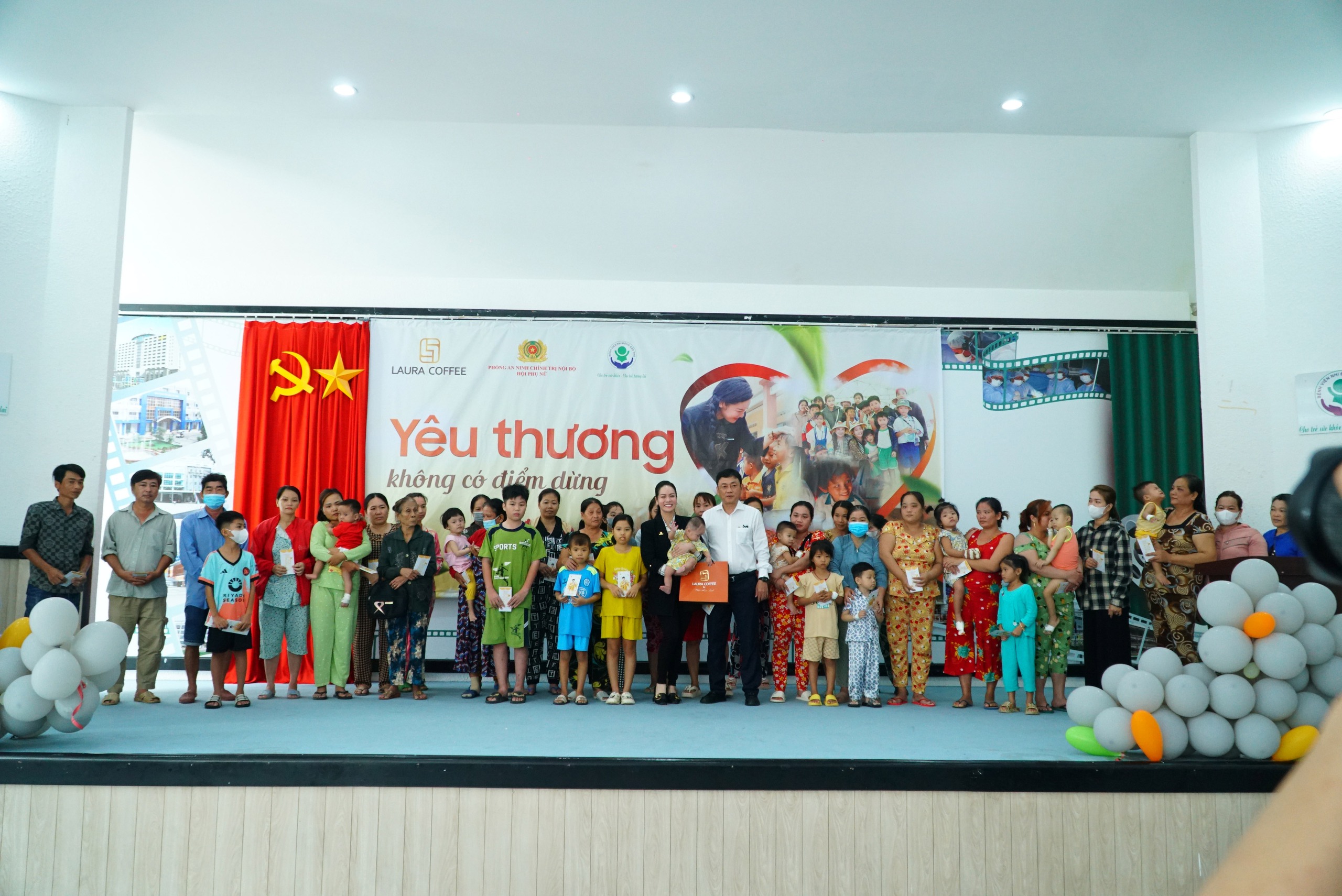 Nhật Kim Anh và con trai mang món quà ấm áp đến các bệnh nhi Cần Thơ dịp 1-6- Ảnh 9. Nhật Kim Anh và con trai mang món quà ấm áp đến các bệnh nhi Cần Thơ dịp 1-6- Ảnh 9.