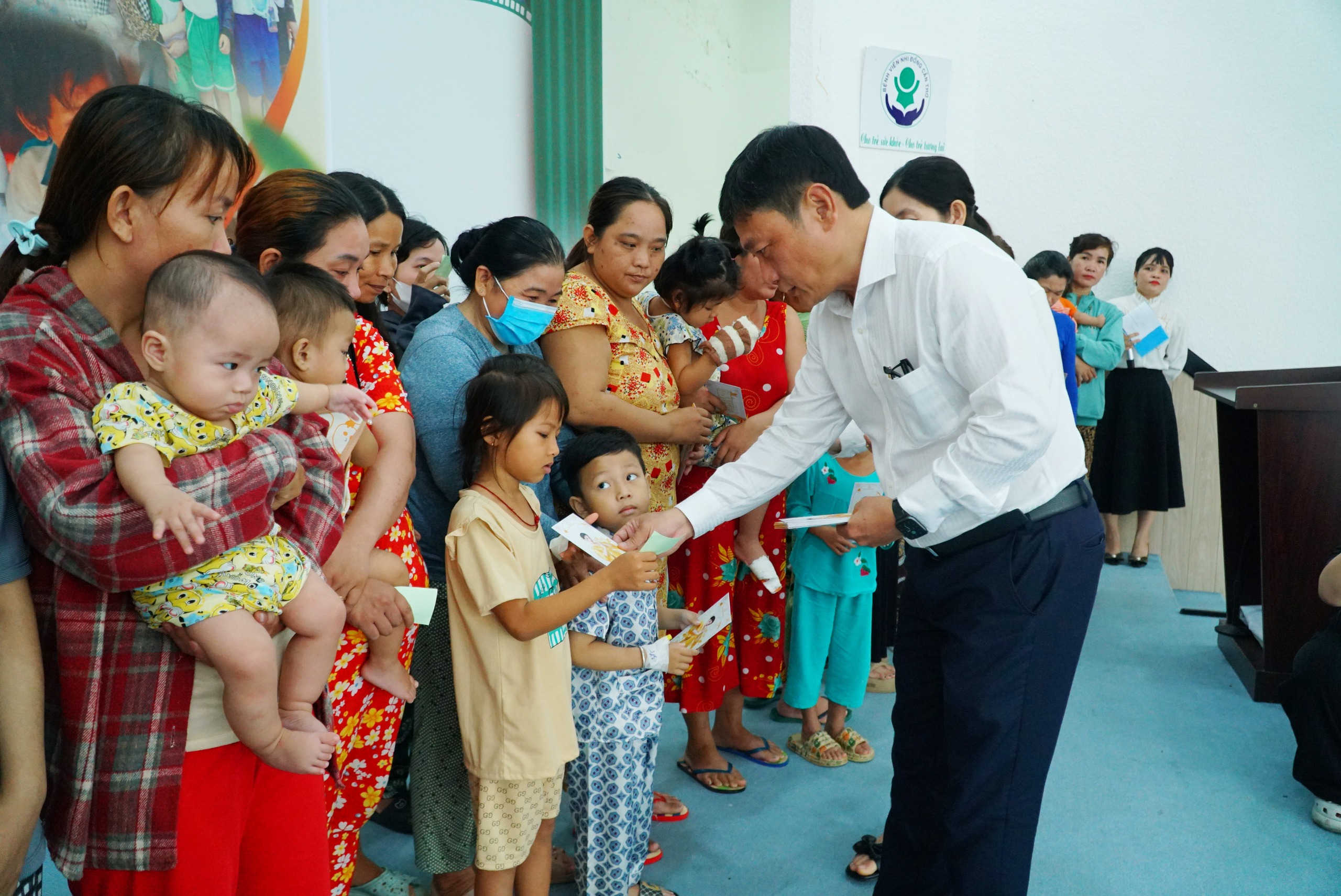 Nhật Kim Anh và con trai mang món quà ấm áp đến các bệnh nhi Cần Thơ dịp 1-6- Ảnh 10. Nhật Kim Anh và con trai mang món quà ấm áp đến các bệnh nhi Cần Thơ dịp 1-6- Ảnh 10.