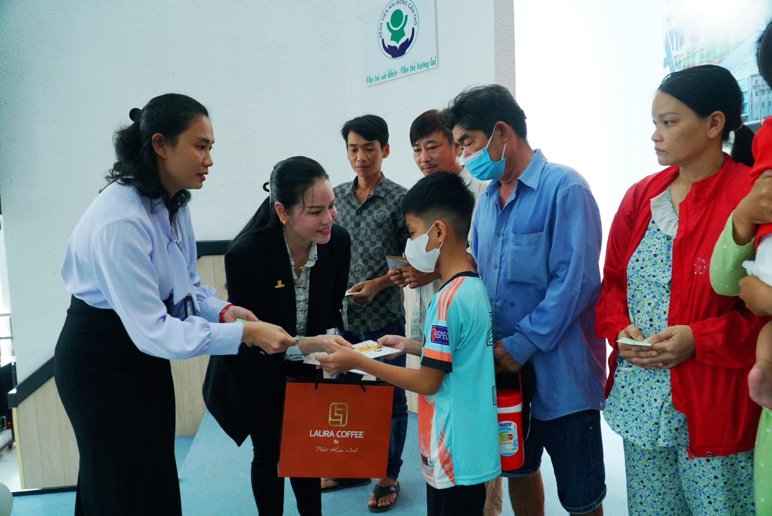 Nhật Kim Anh và con trai mang món quà ấm áp đến các bệnh nhi Cần Thơ dịp 1-6- Ảnh 11. Nhật Kim Anh và con trai mang món quà ấm áp đến các bệnh nhi Cần Thơ dịp 1-6- Ảnh 11.