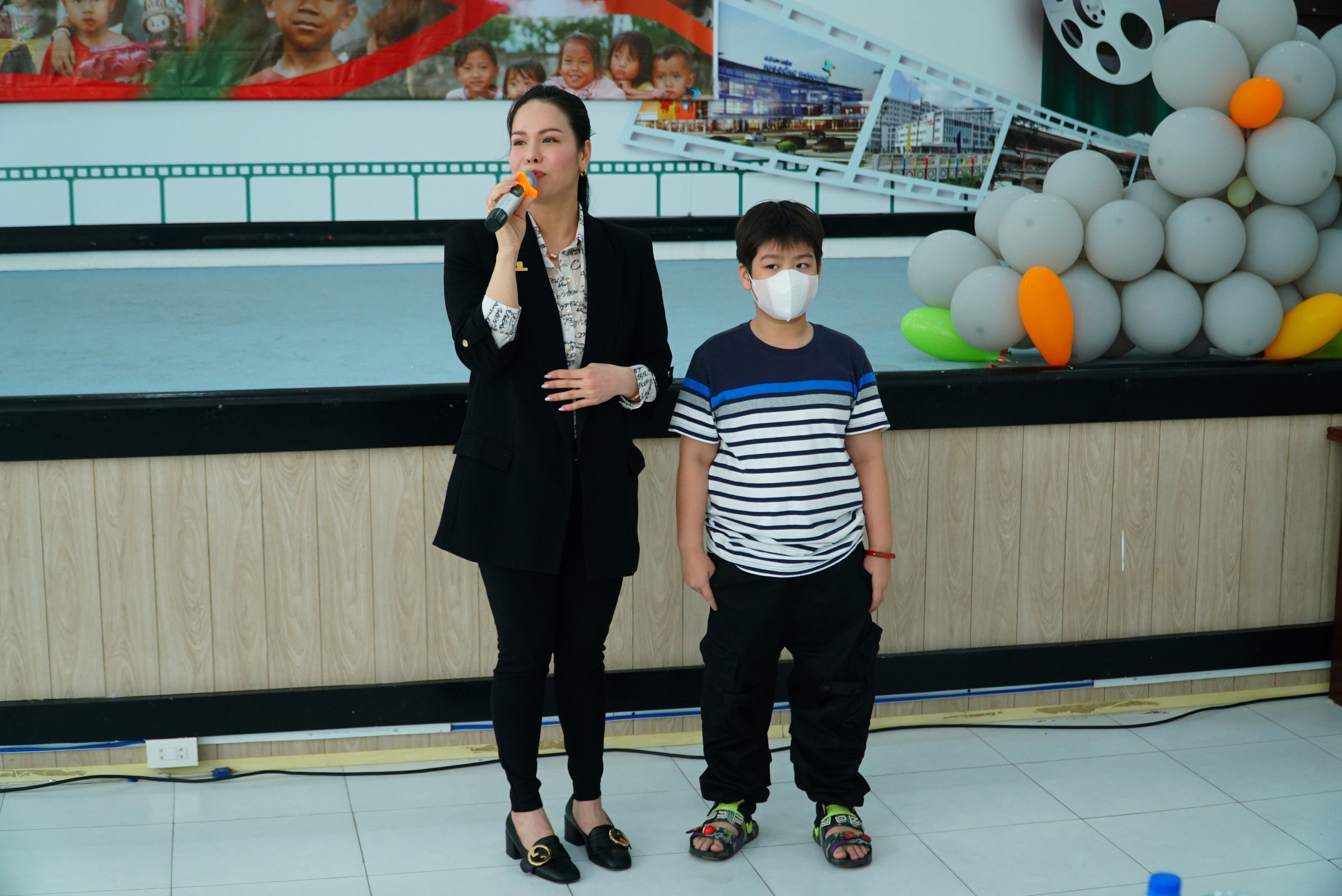 Nhật Kim Anh và con trai mang món quà ấm áp đến các bệnh nhi Cần Thơ dịp 1-6- Ảnh 3. Nhật Kim Anh và con trai mang món quà ấm áp đến các bệnh nhi Cần Thơ dịp 1-6- Ảnh 3.