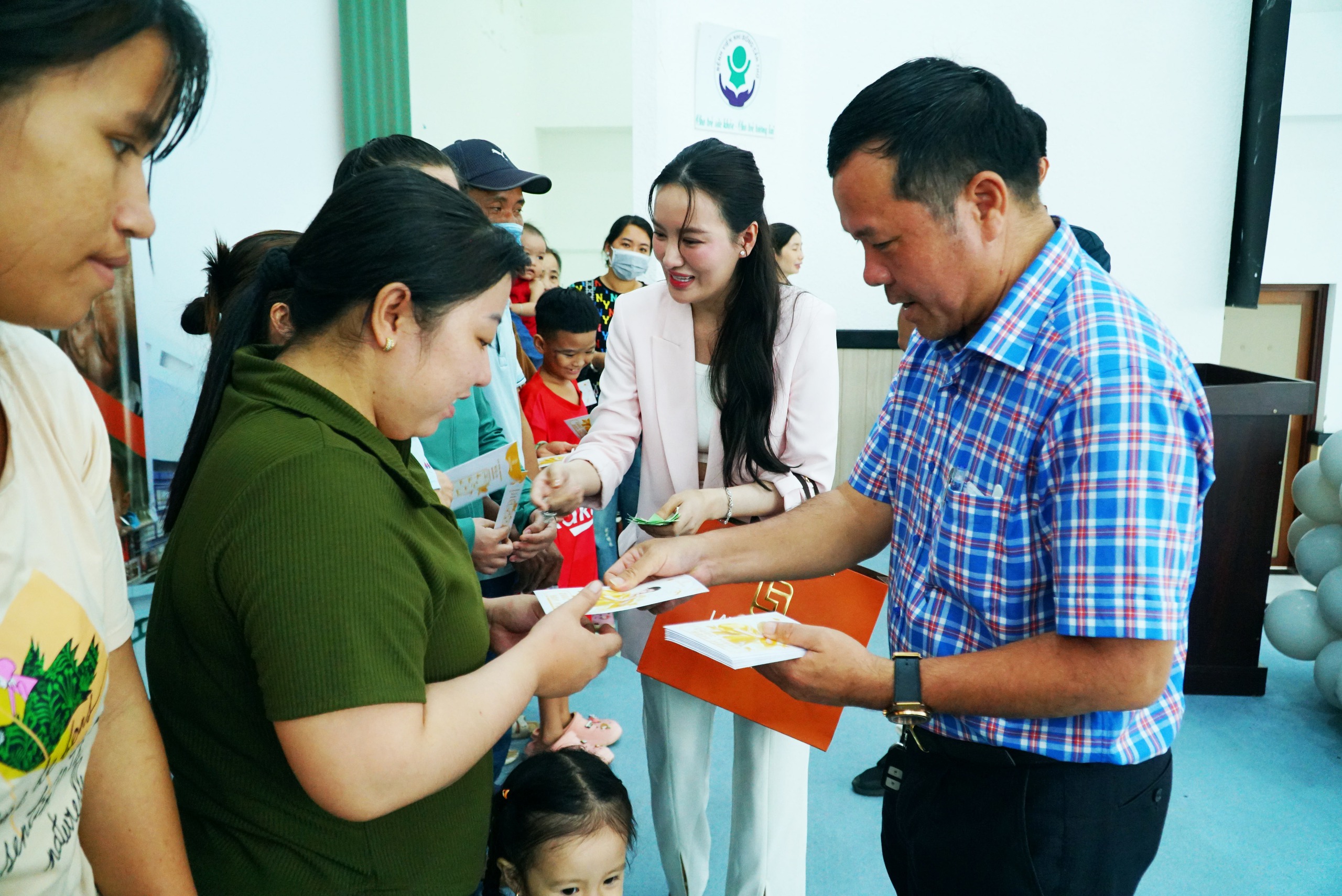 Nhật Kim Anh và con trai mang món quà ấm áp đến các bệnh nhi Cần Thơ dịp 1-6- Ảnh 13. Nhật Kim Anh và con trai mang món quà ấm áp đến các bệnh nhi Cần Thơ dịp 1-6- Ảnh 13.