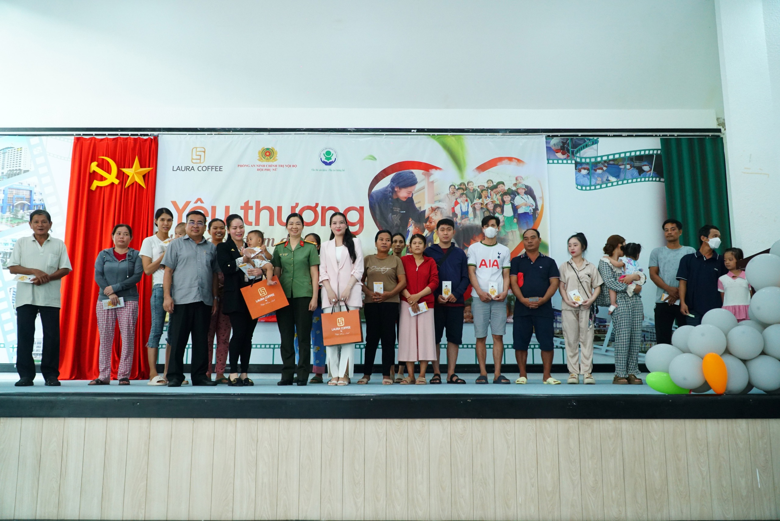 Nhật Kim Anh và con trai mang món quà ấm áp đến các bệnh nhi Cần Thơ dịp 1-6- Ảnh 14. Nhật Kim Anh và con trai mang món quà ấm áp đến các bệnh nhi Cần Thơ dịp 1-6- Ảnh 14.
